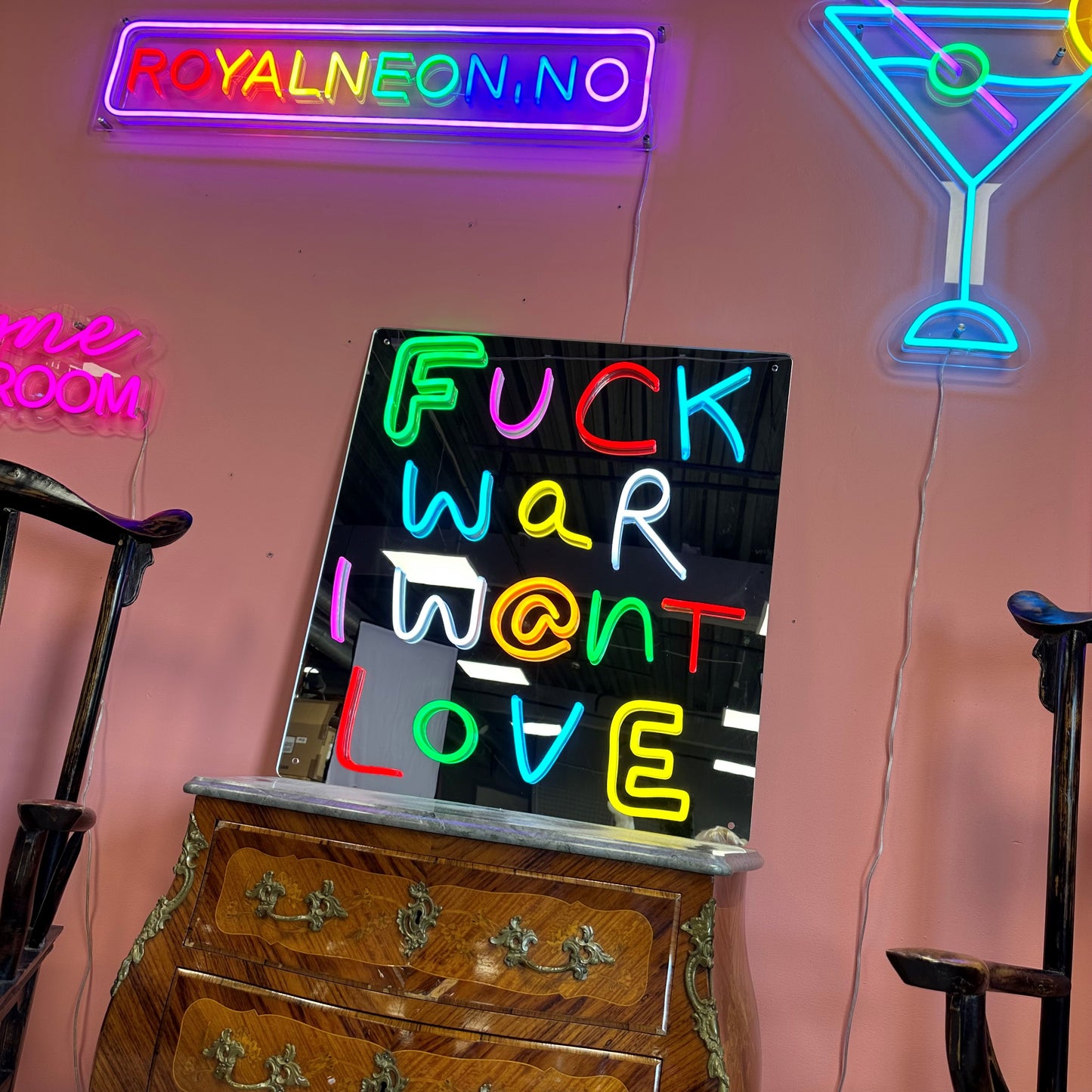 "FUCK WAR" Speil med Led Neonskilt.