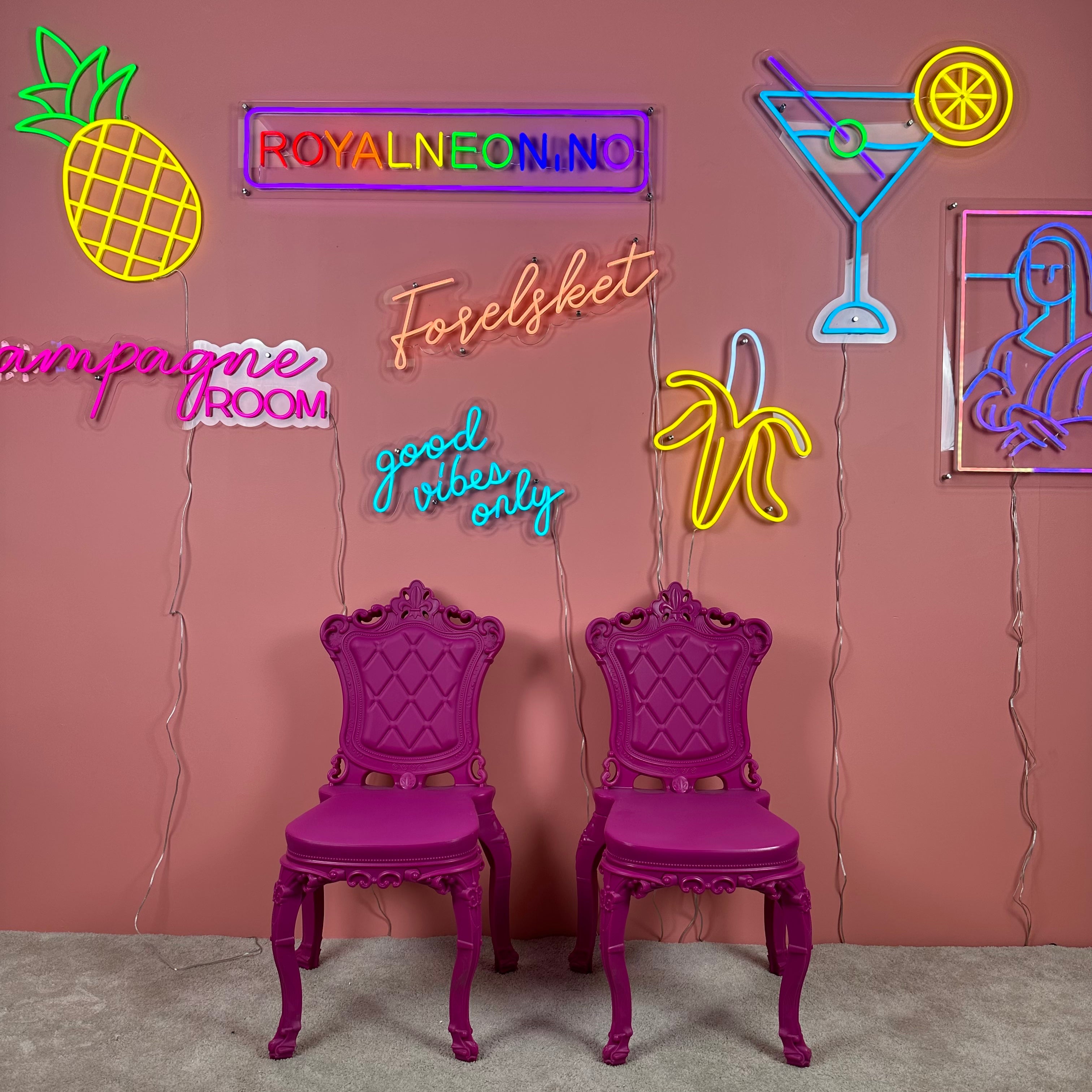 "Forelsket" Led Neonskilt. Peach pink