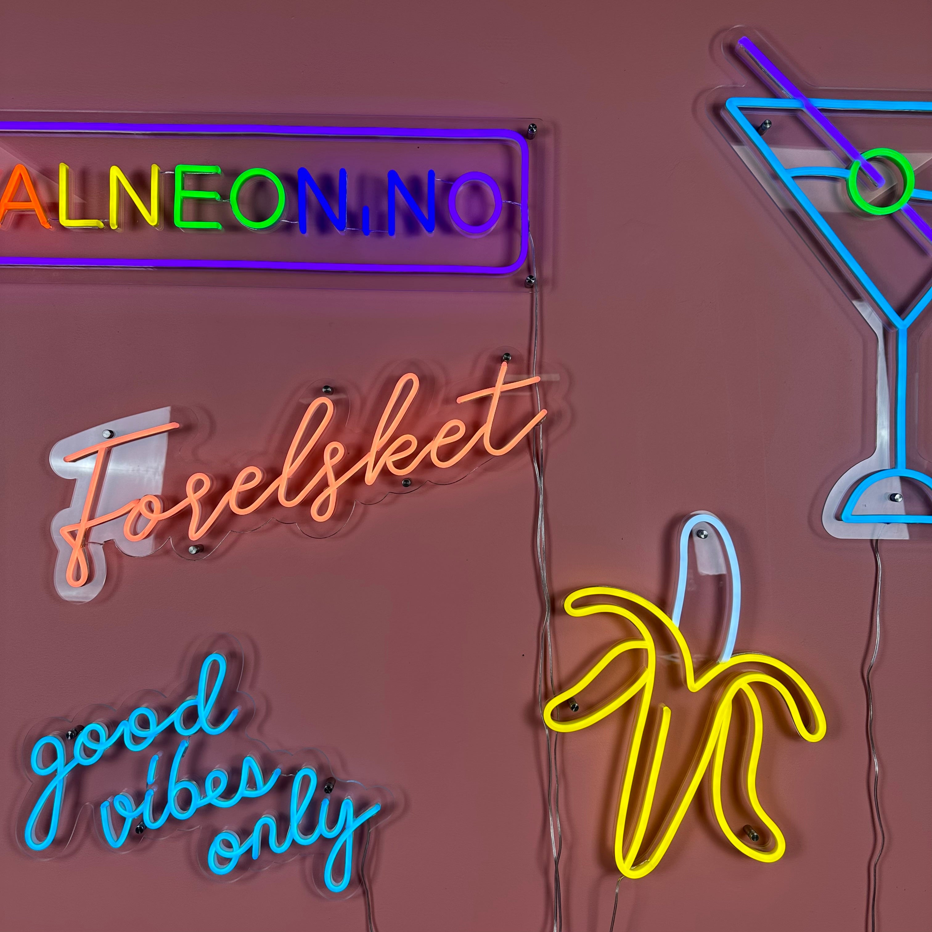 "Forelsket" Led Neonskilt. Peach pink