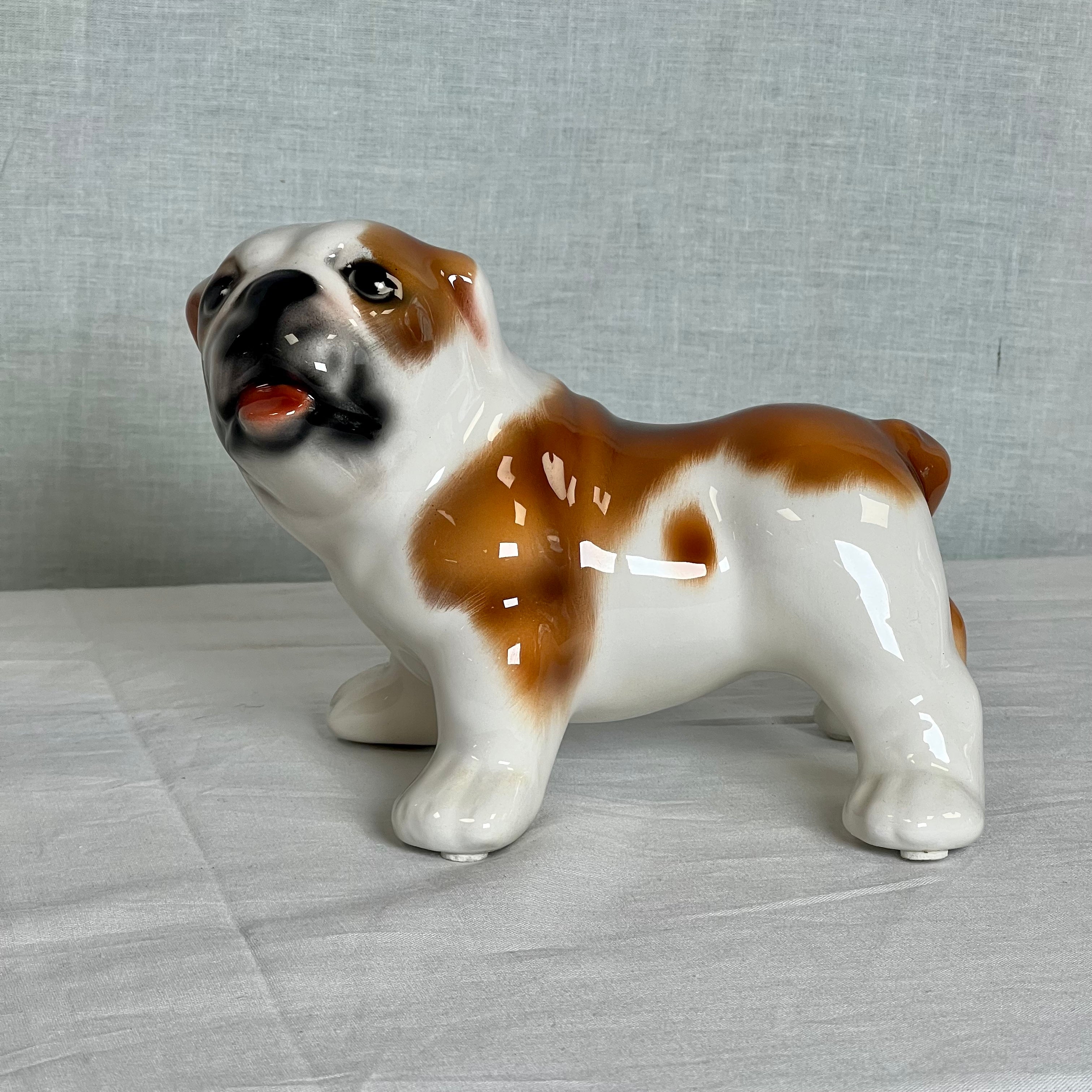 Porselen "Bulldog valp" 15 cm. Hvit og brun