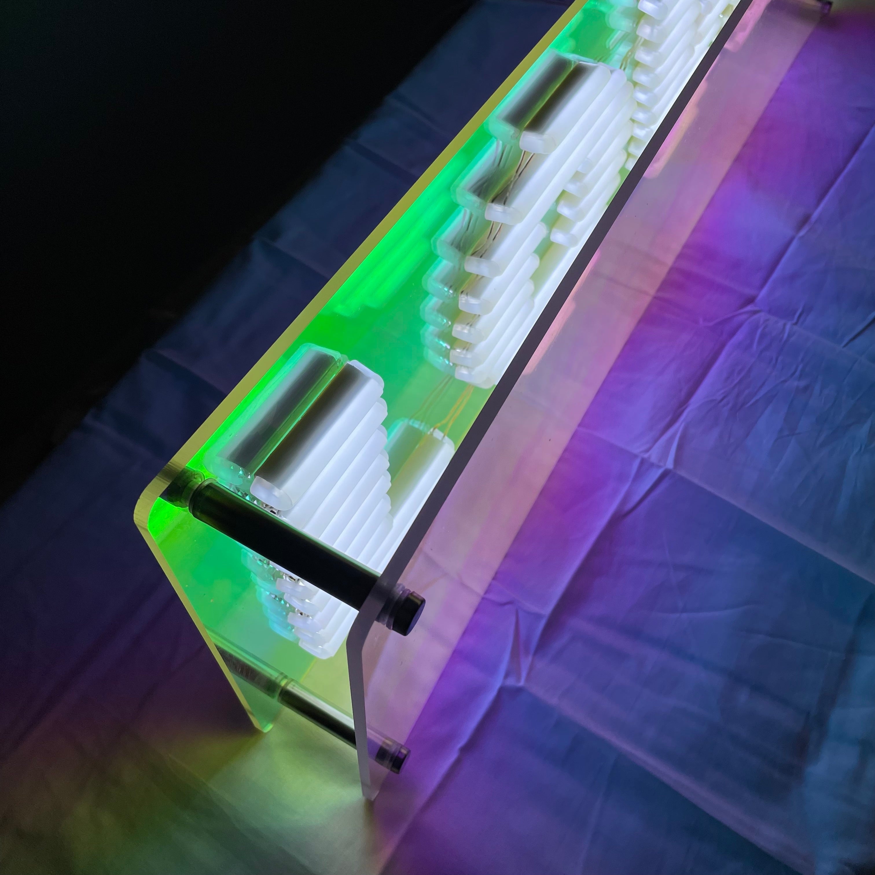 "L O V E" LED NEONSKILT. Stående 72x22 cm.