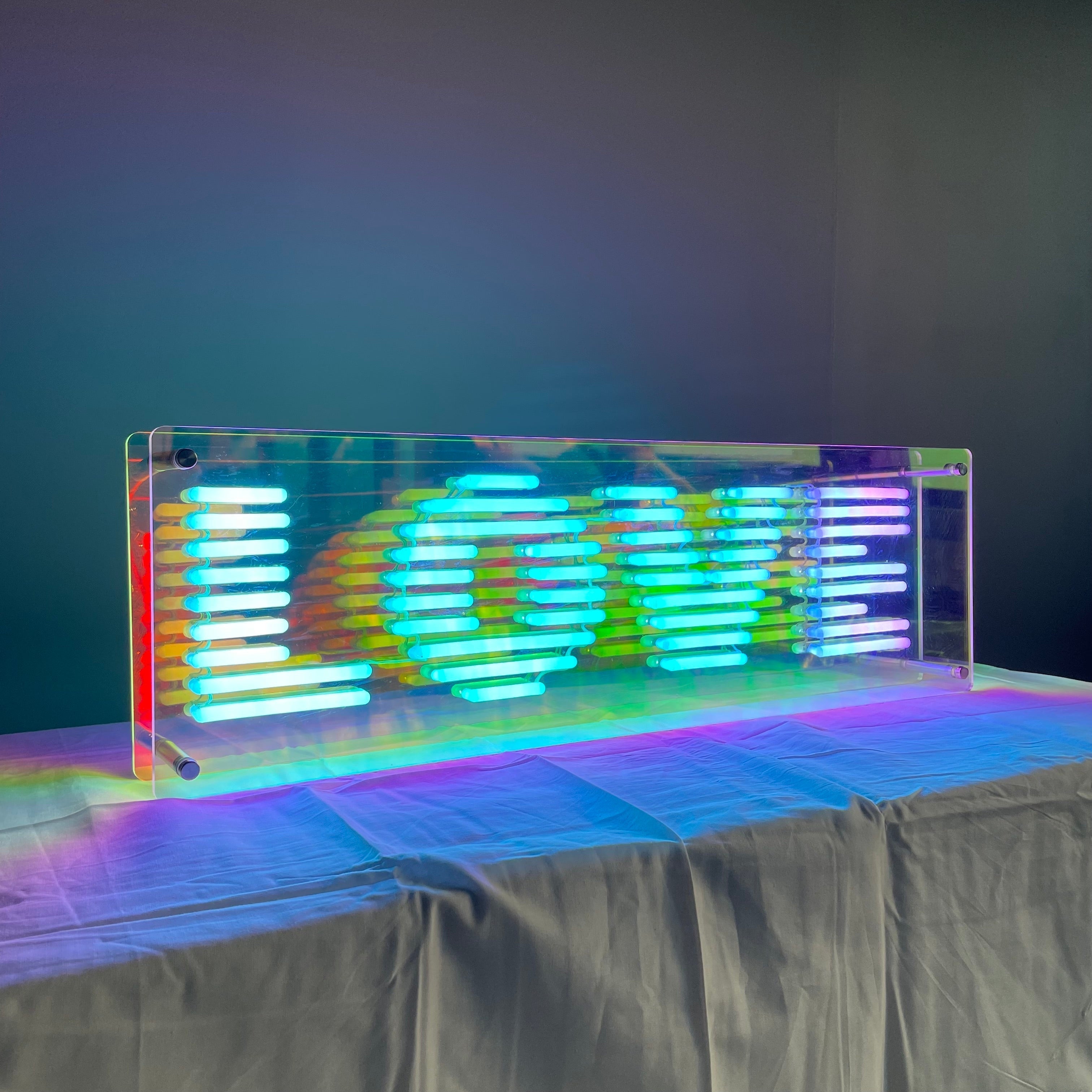"L O V E" LED NEONSKILT. Stående 72x22 cm.