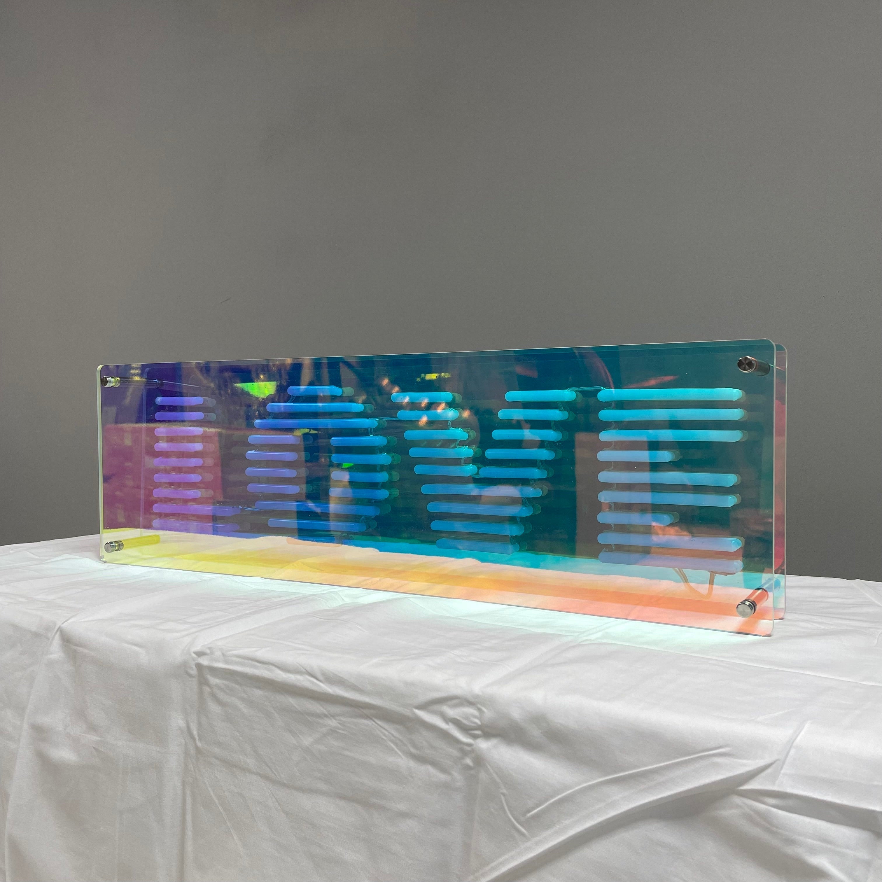 "L O V E" LED NEONSKILT. Stående 72x22 cm.