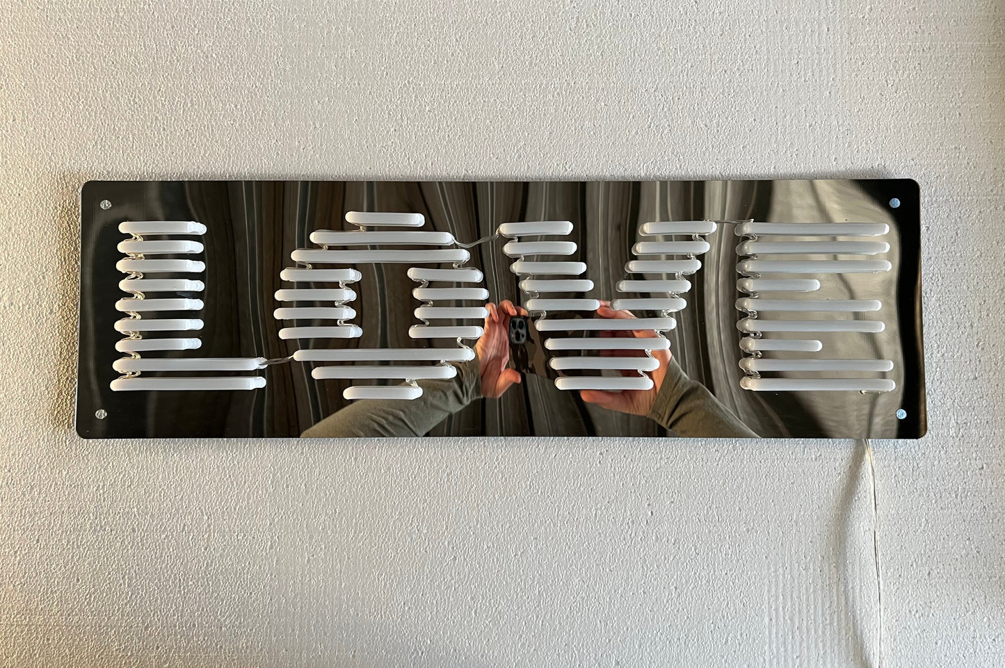 "L O V E" LED NEONSKILT. Speil.