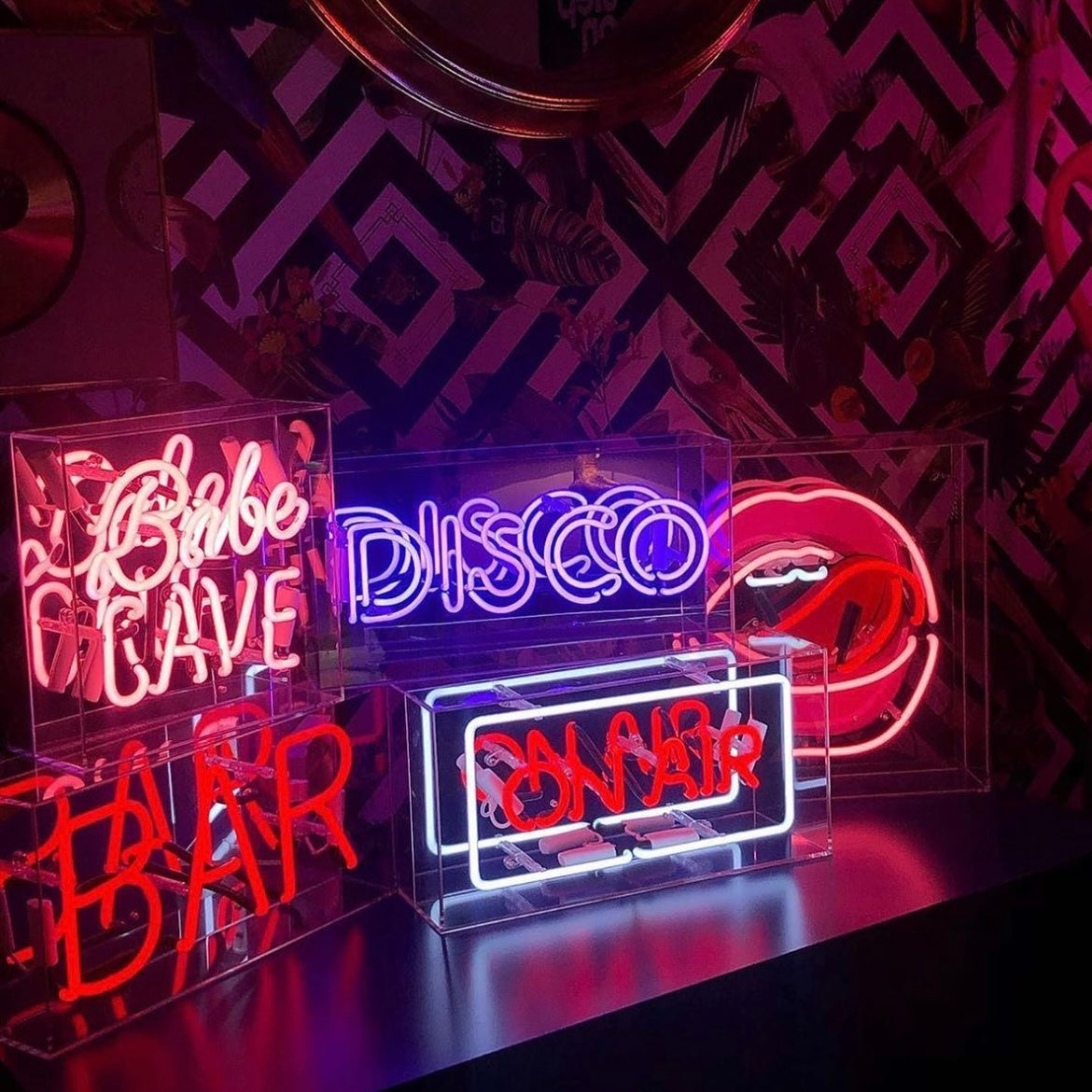 Neon “Babe CAVE” Pink. Akrylbos. Bestilling!