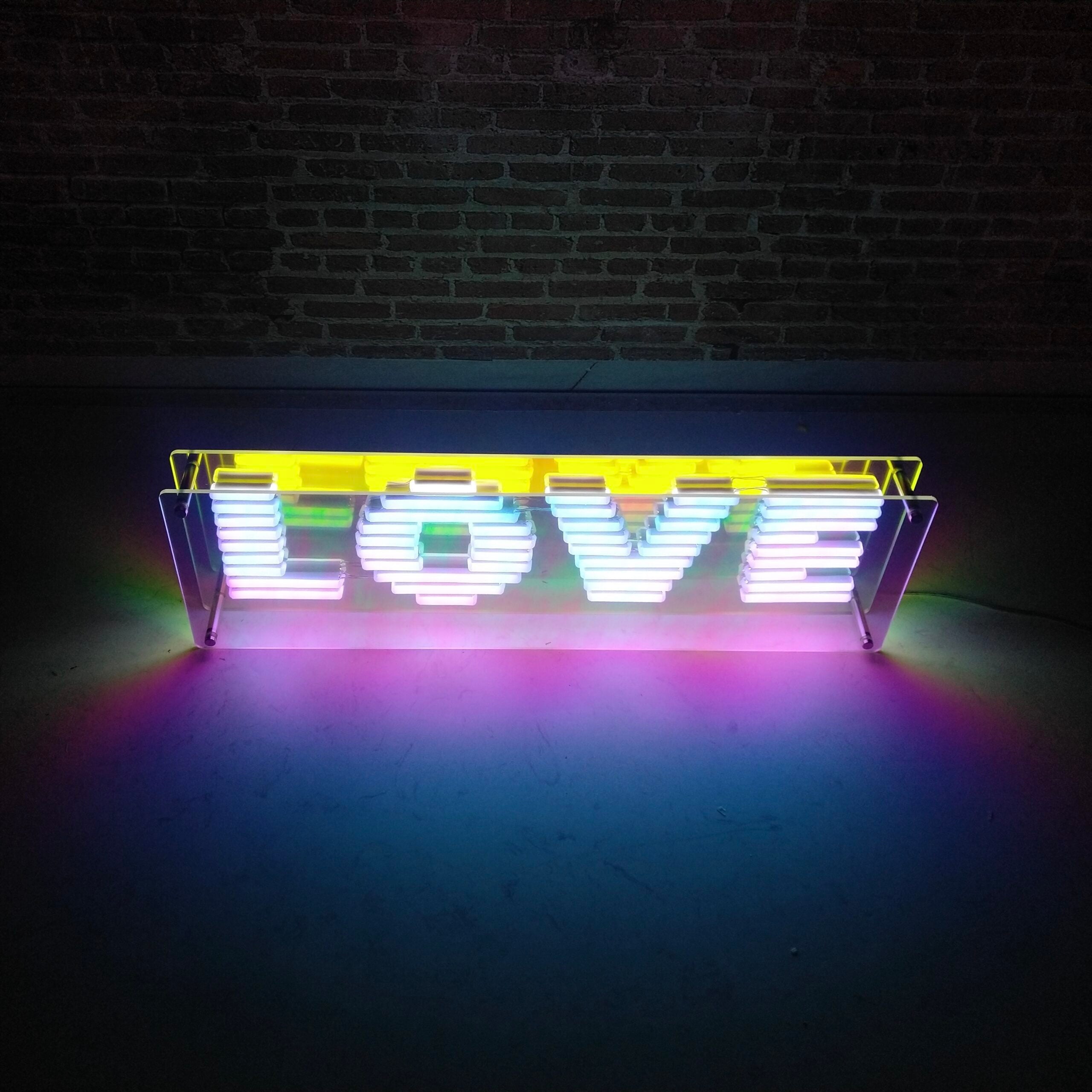 "L O V E" LED NEONSKILT. Stående 72x22 cm.