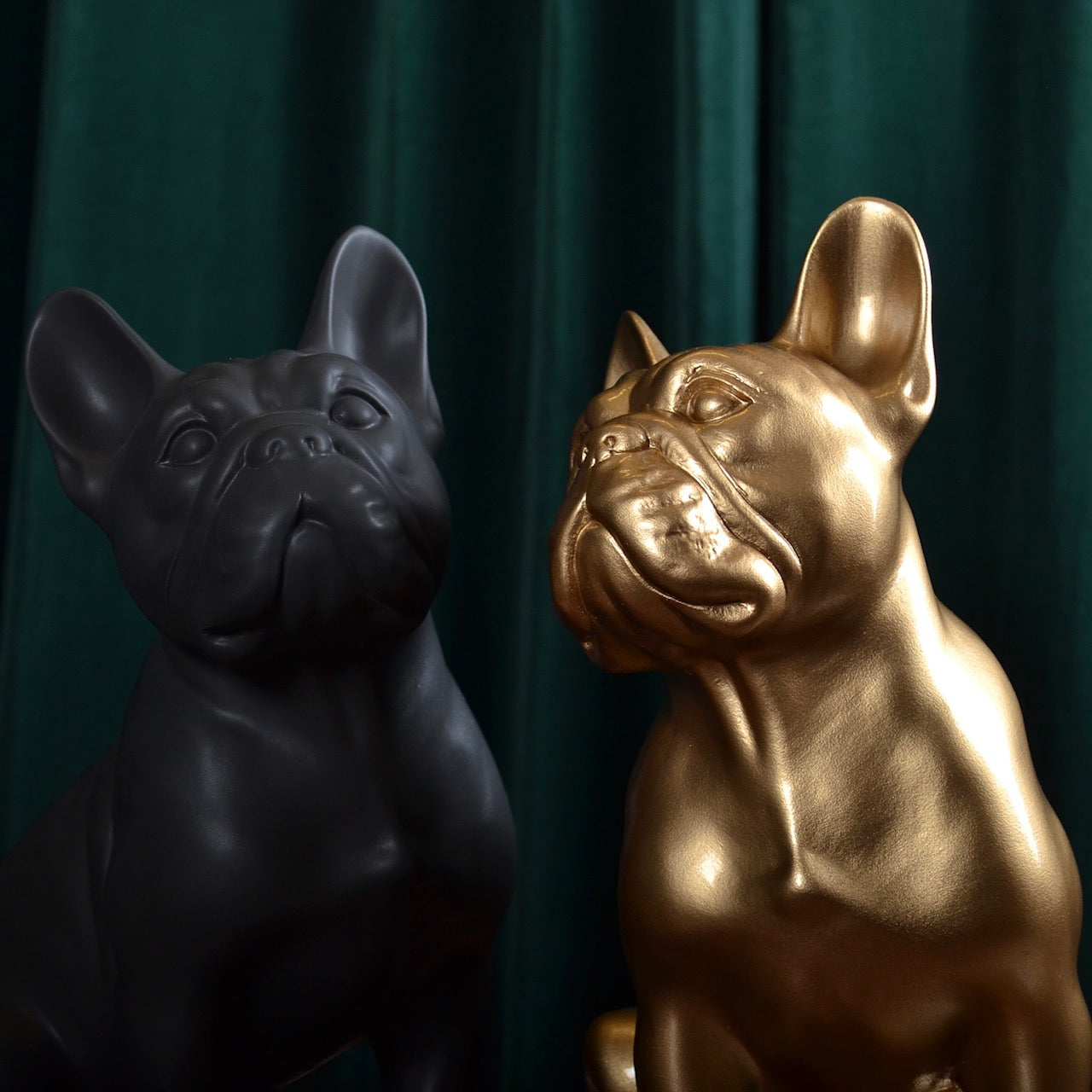 Porselen "Franskbulldog GULL" 34 cm. Bestilling!