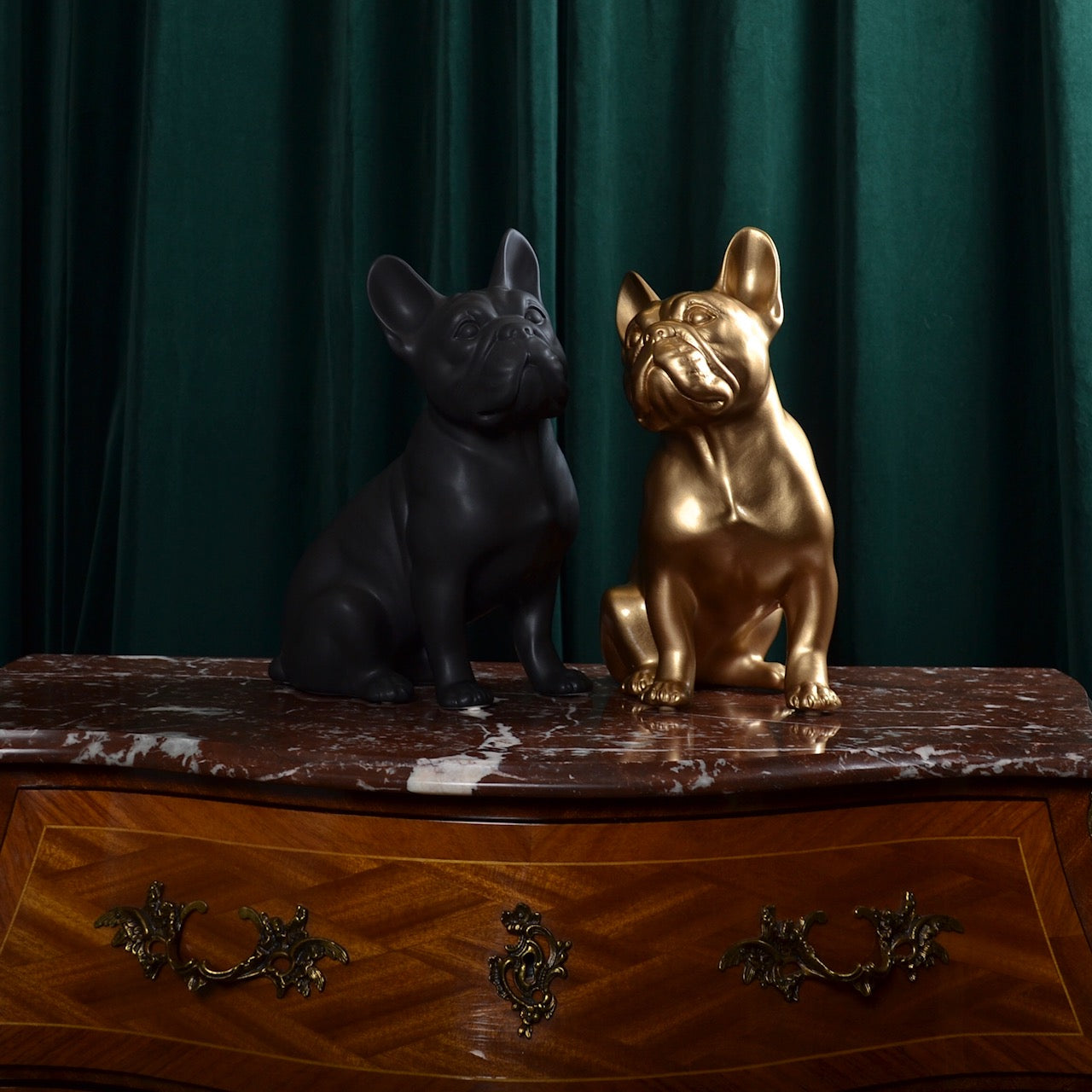 Porselen "Franskbulldog GULL" 34 cm. Bestilling!