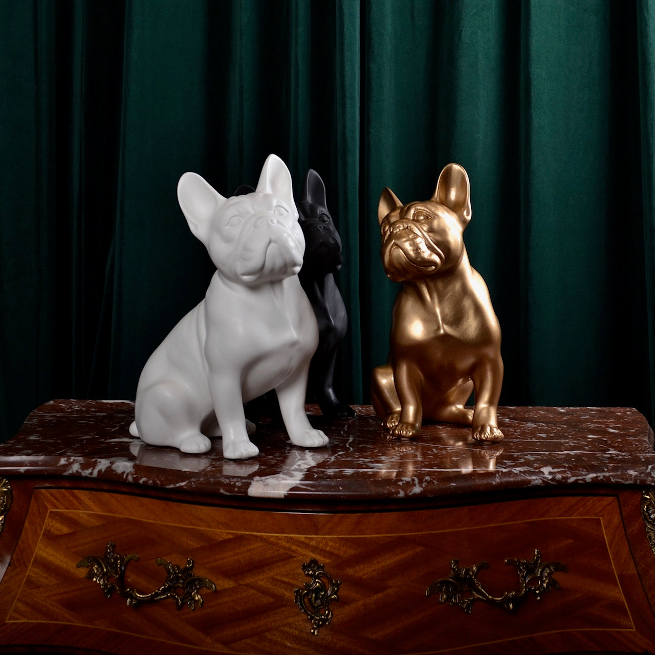 Porselen "Franskbulldog" hvit matt 34cm.