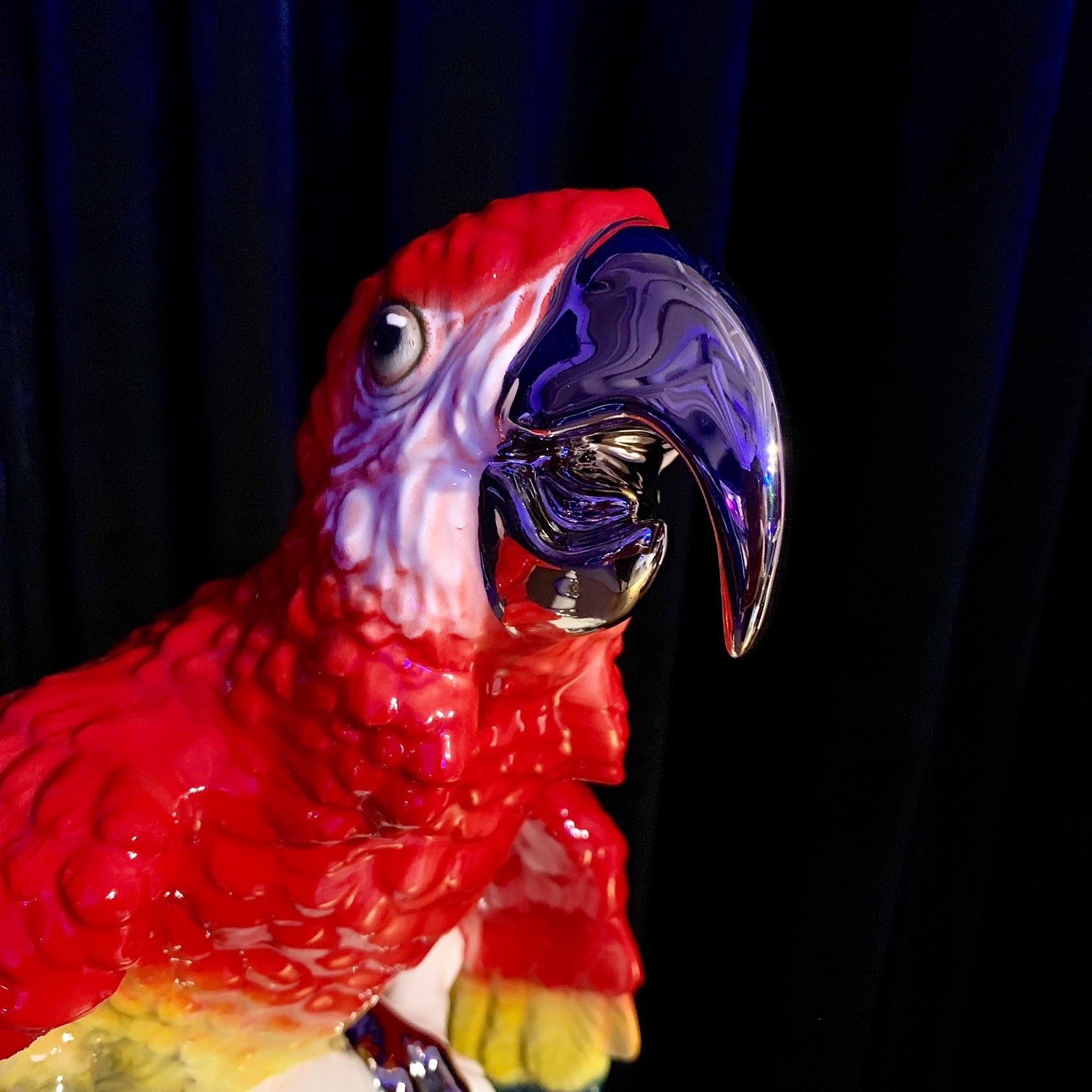 Porselen "Ara" Papegøye 52 cm.