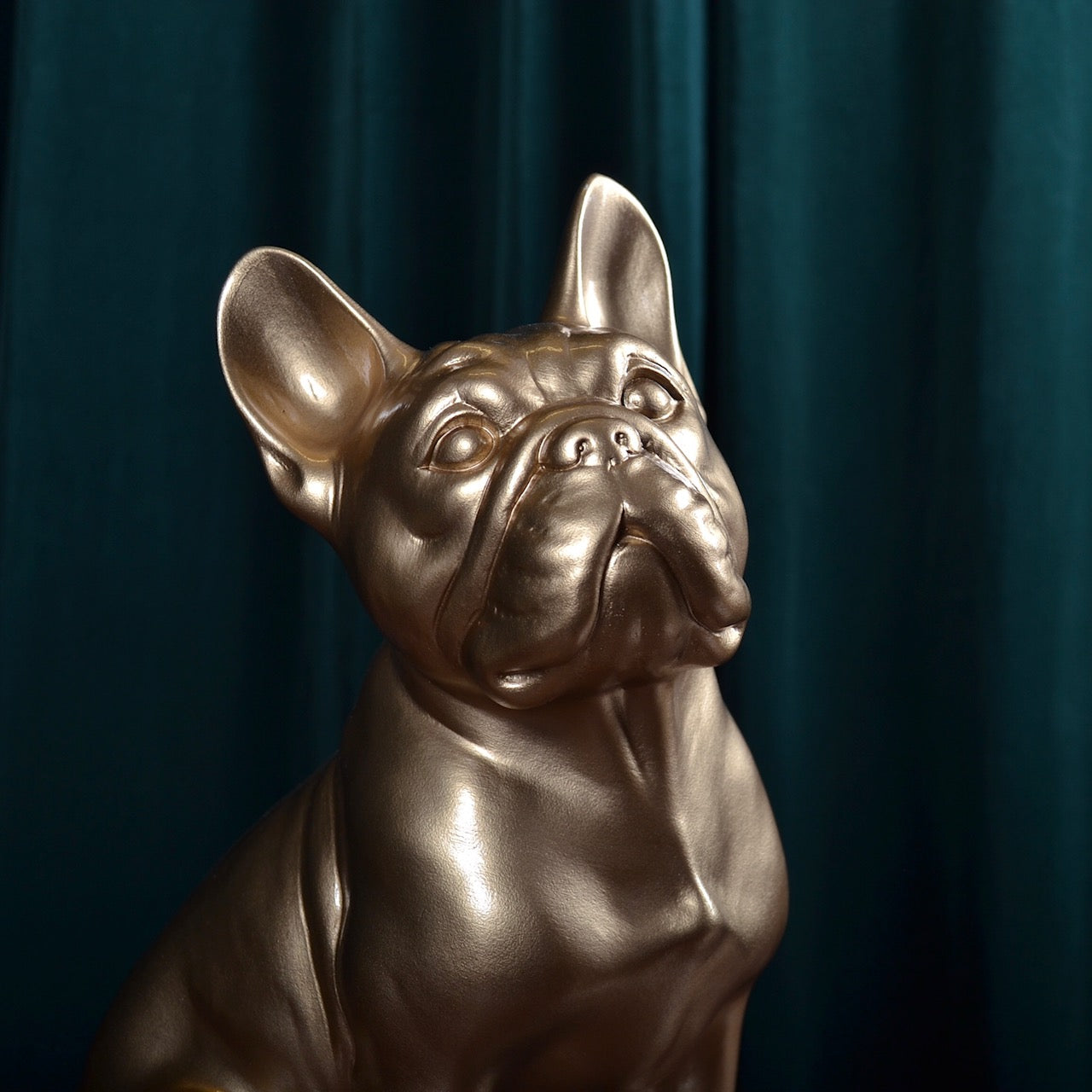 Porselen "Franskbulldog GULL" 34 cm. Bestilling!