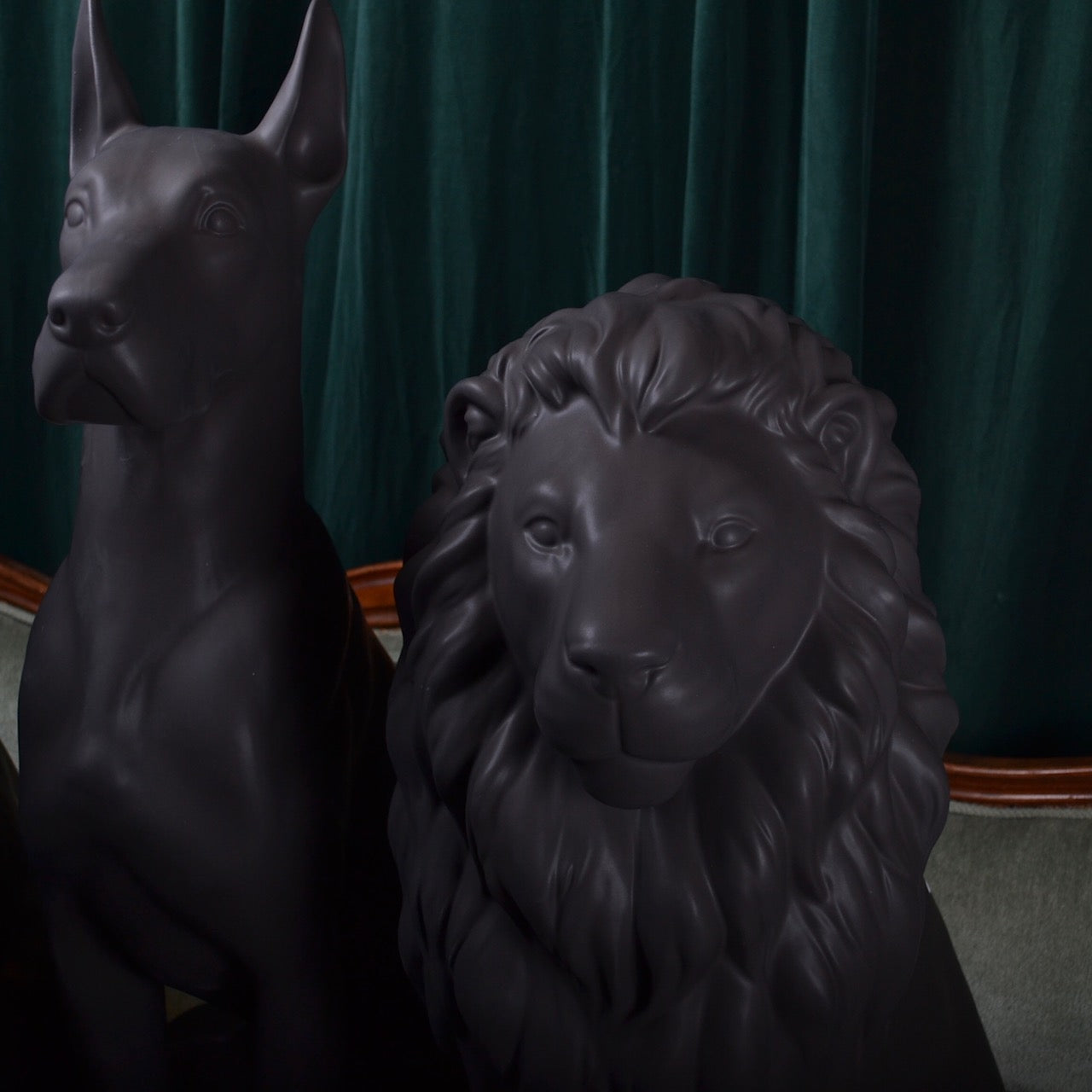 Porselen "Løve" Svart matt, 85 cm. Bestilling!