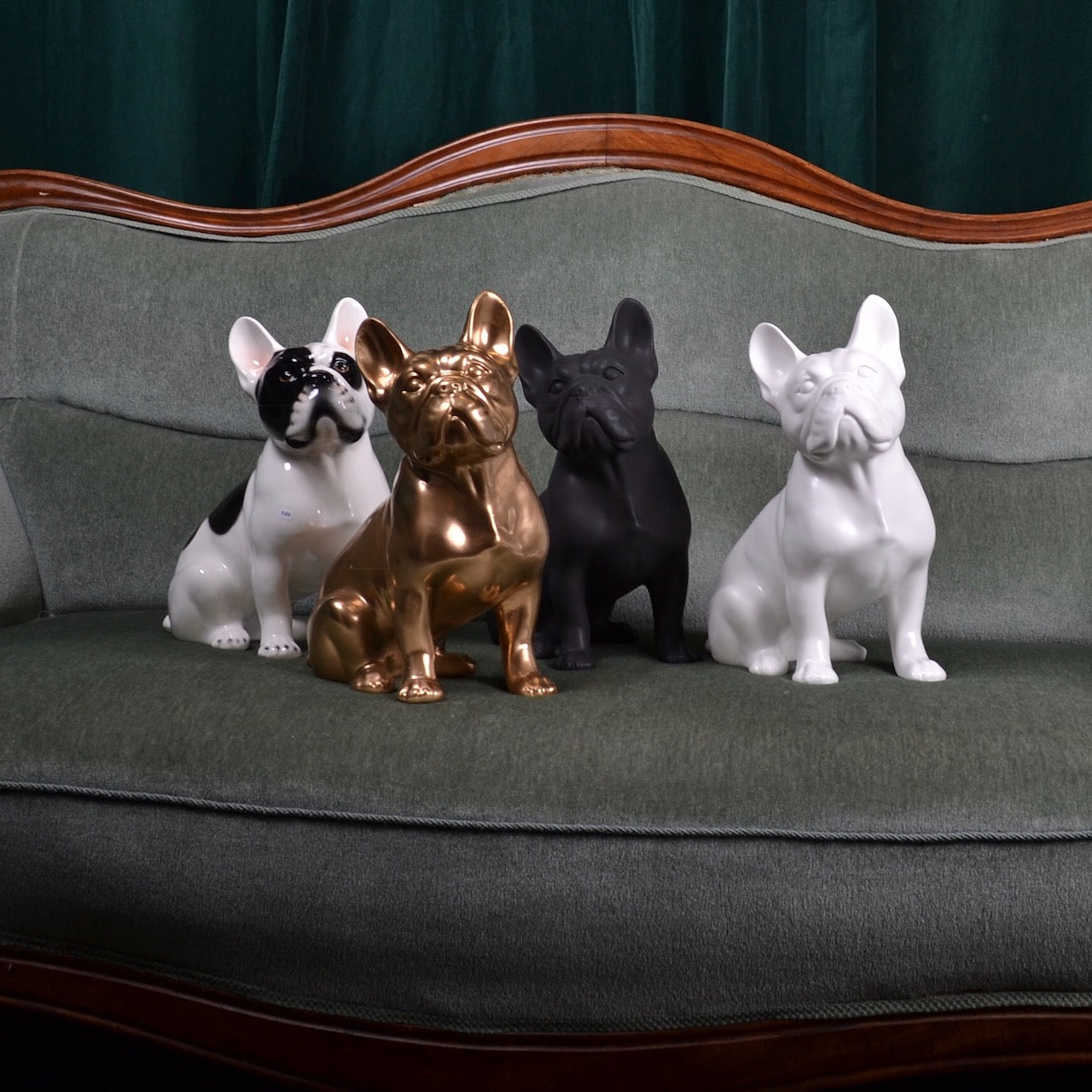 Porselen "Franskbulldog" hvit matt 34cm.