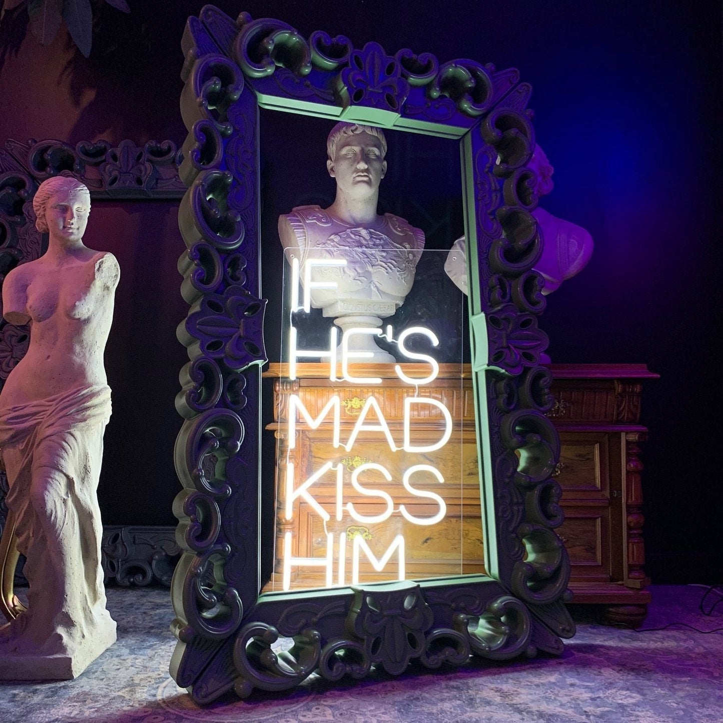 "IF HE´S MAD KISS HIM"LED NEONSKILT. Bestilling!