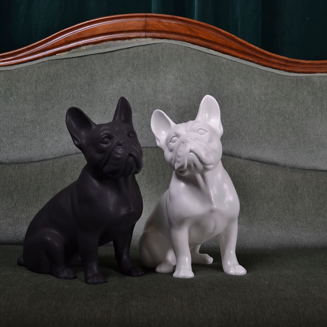 Porselen "Franskbulldog" hvit matt 34cm.