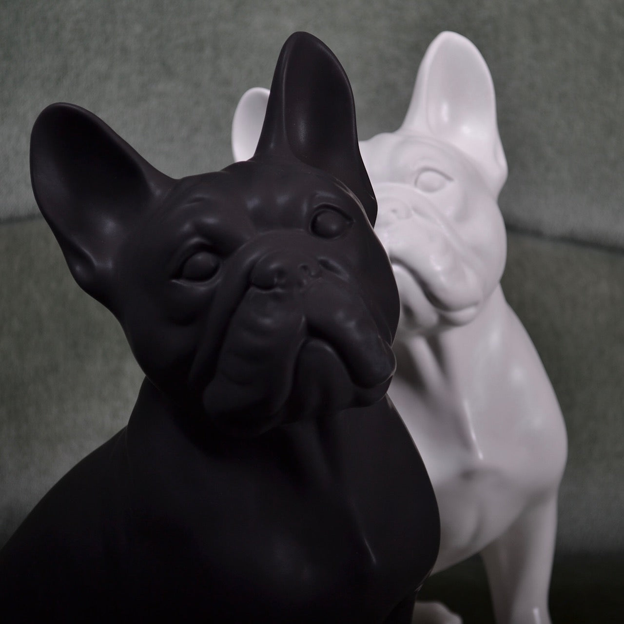 Porselen "Franskbulldog" hvit matt 34cm.