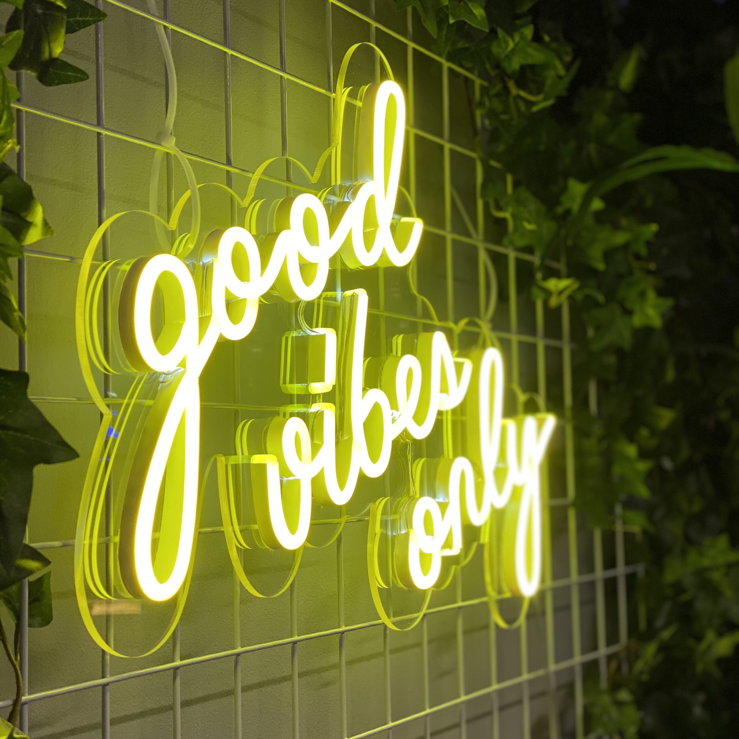 Neonskilt "good vibes only" 52x36cm Lemon Yellow
