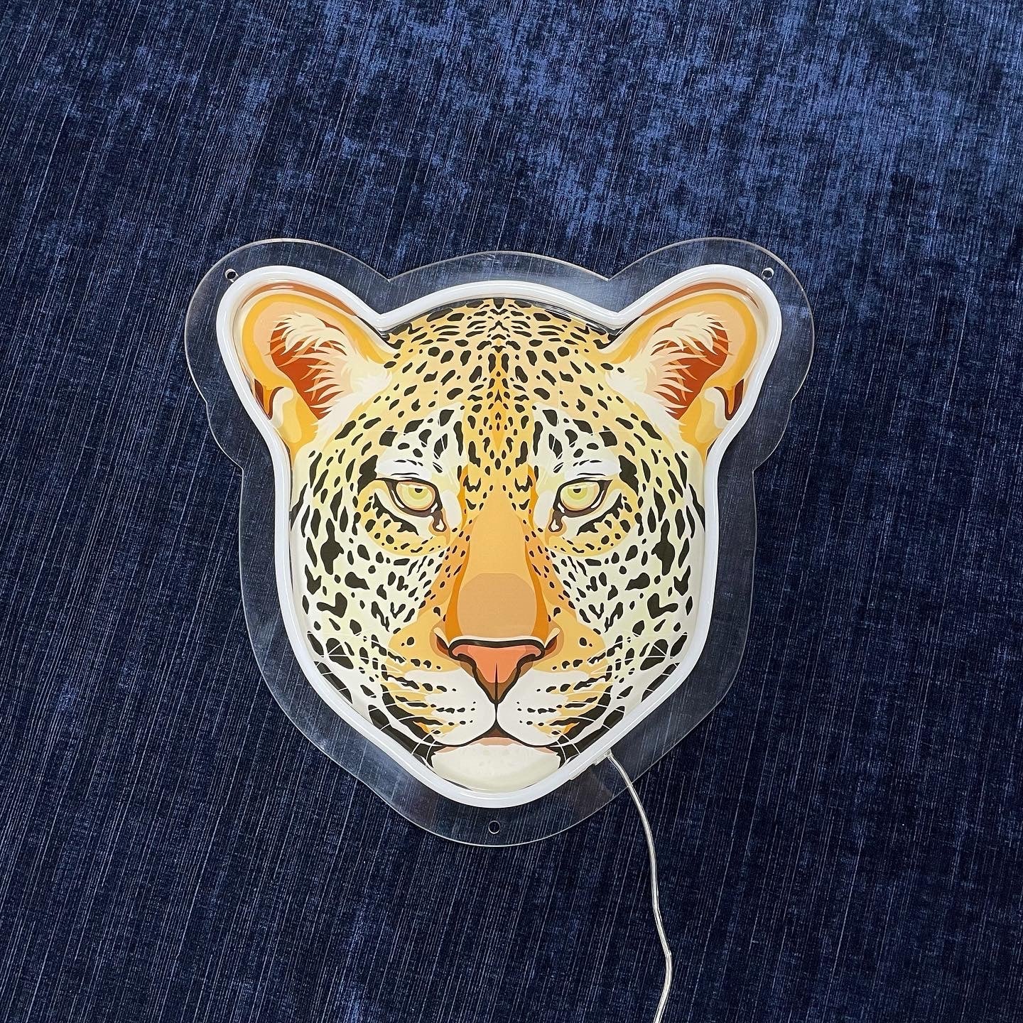 "Leopard" LED NEONSKILT. Warm white