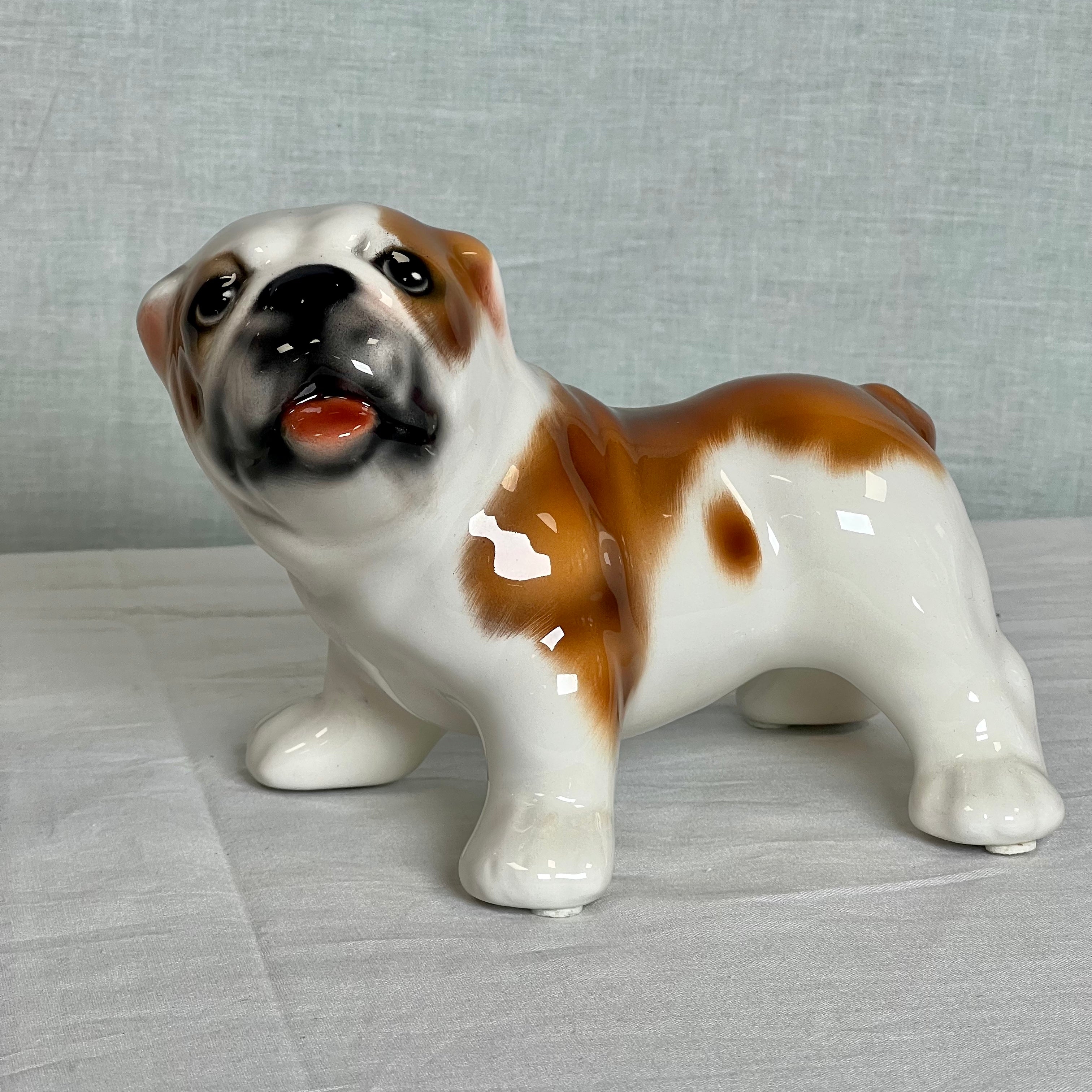 Porselen "Bulldog valp" 15 cm. Hvit og brun