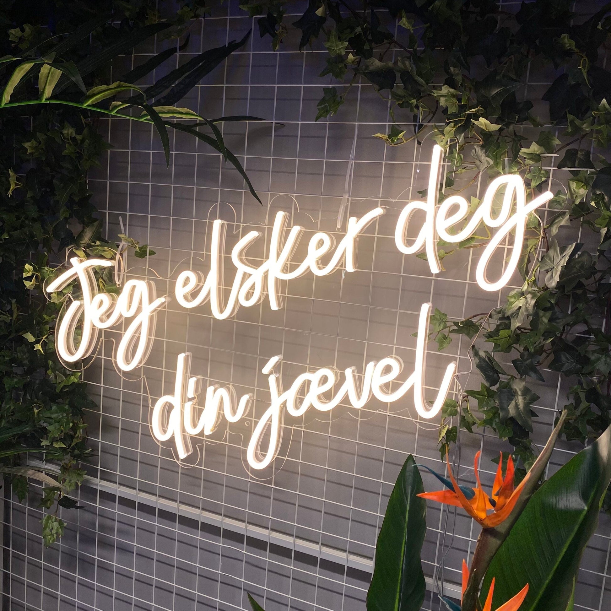 Neonskilt "Jeg elsker deg din jævel" Velg ønsket farge