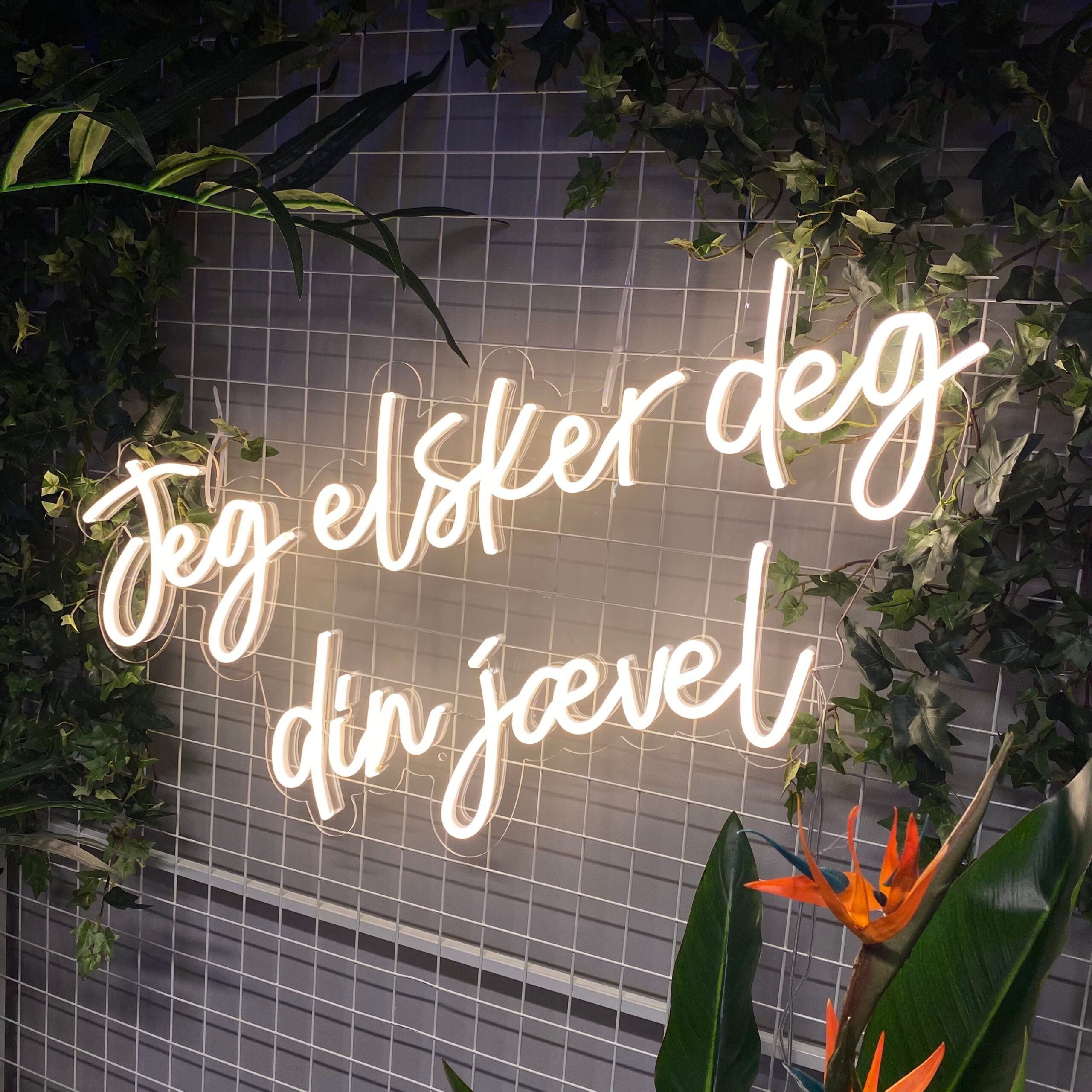 Neonskilt "Jeg elsker deg din jævel" Velg ønsket farge