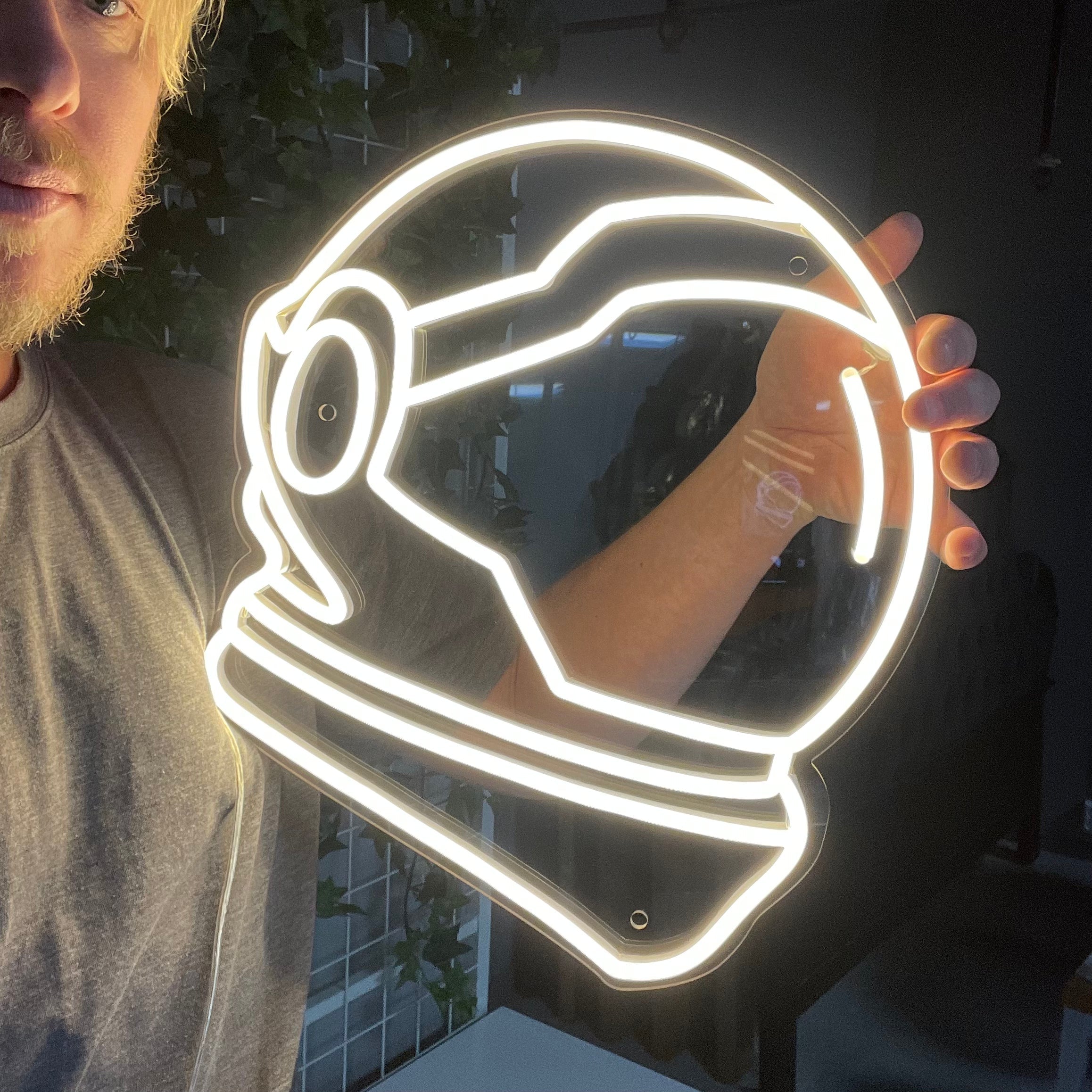 (SPACE helmet) LED NEONSKILT. Warm white.