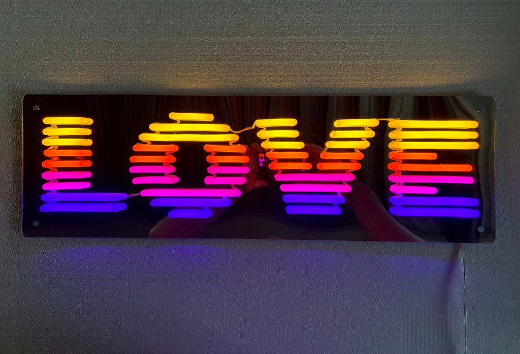 "L O V E" LED NEONSKILT. Speil.