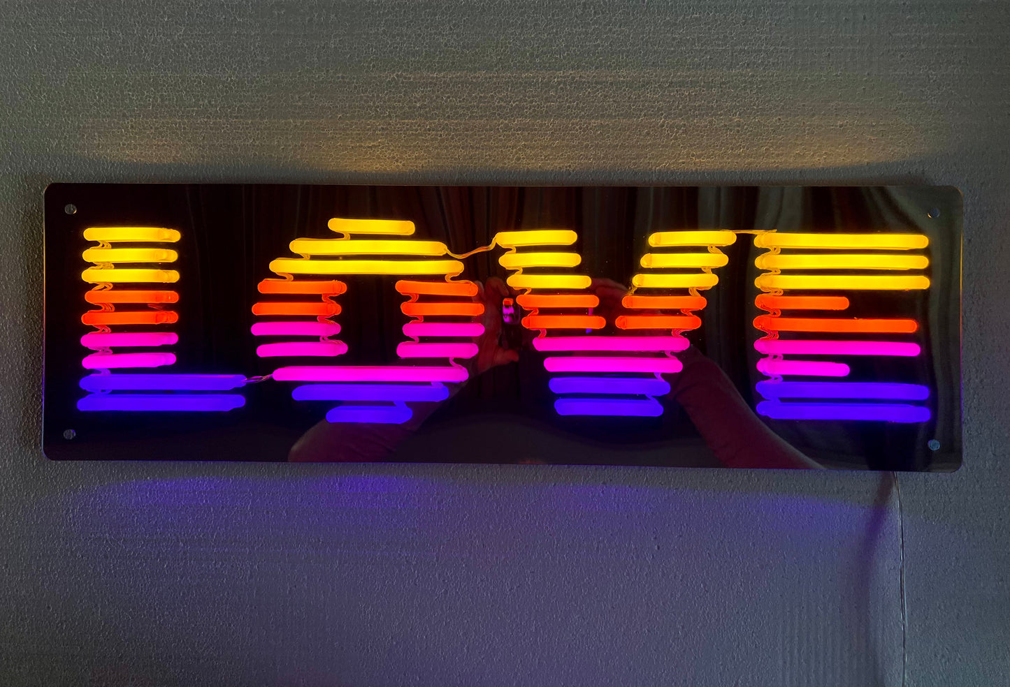 "L O V E" LED NEONSKILT. Speil.