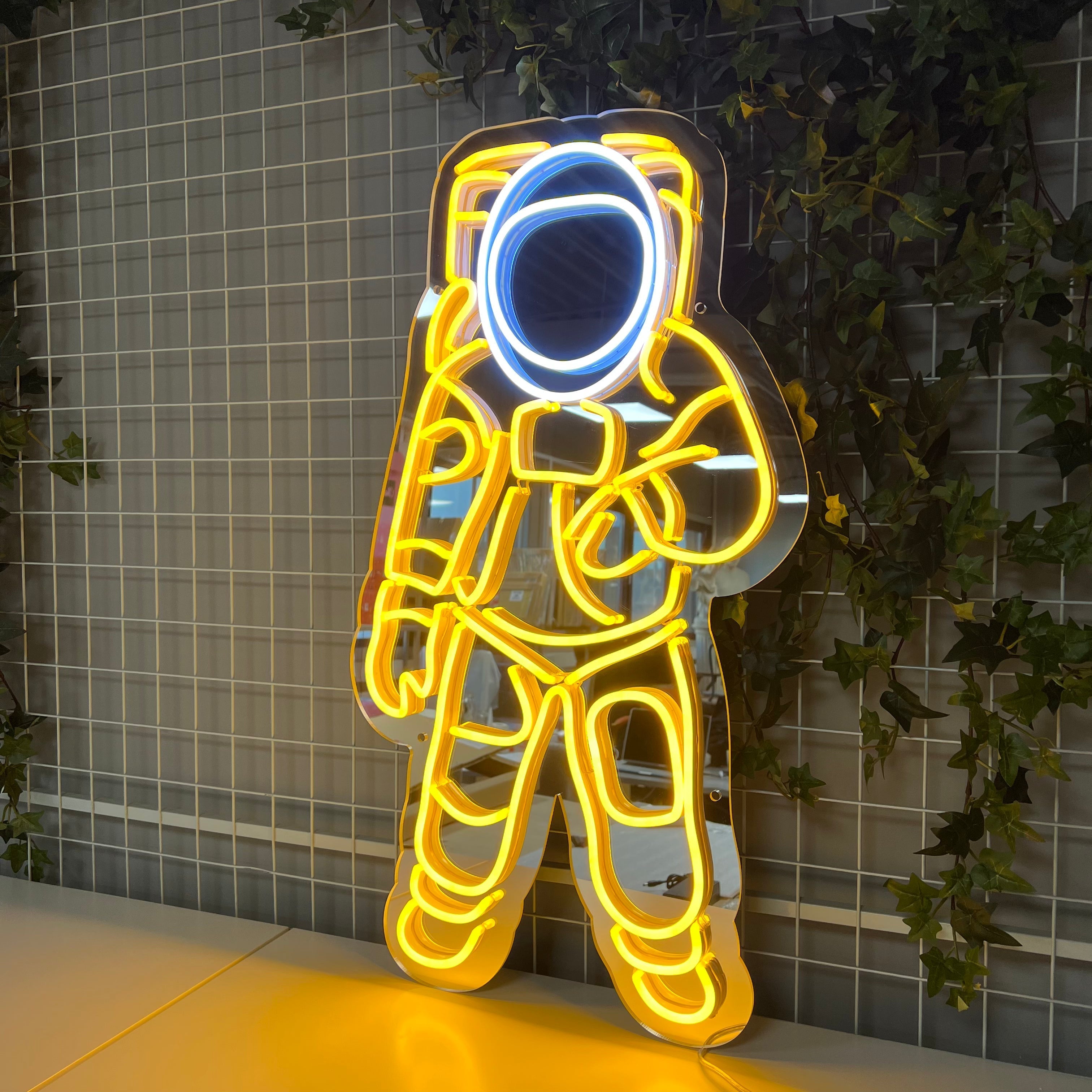 Neonskilt "SPACEMAN" Speil. Gold Yellow