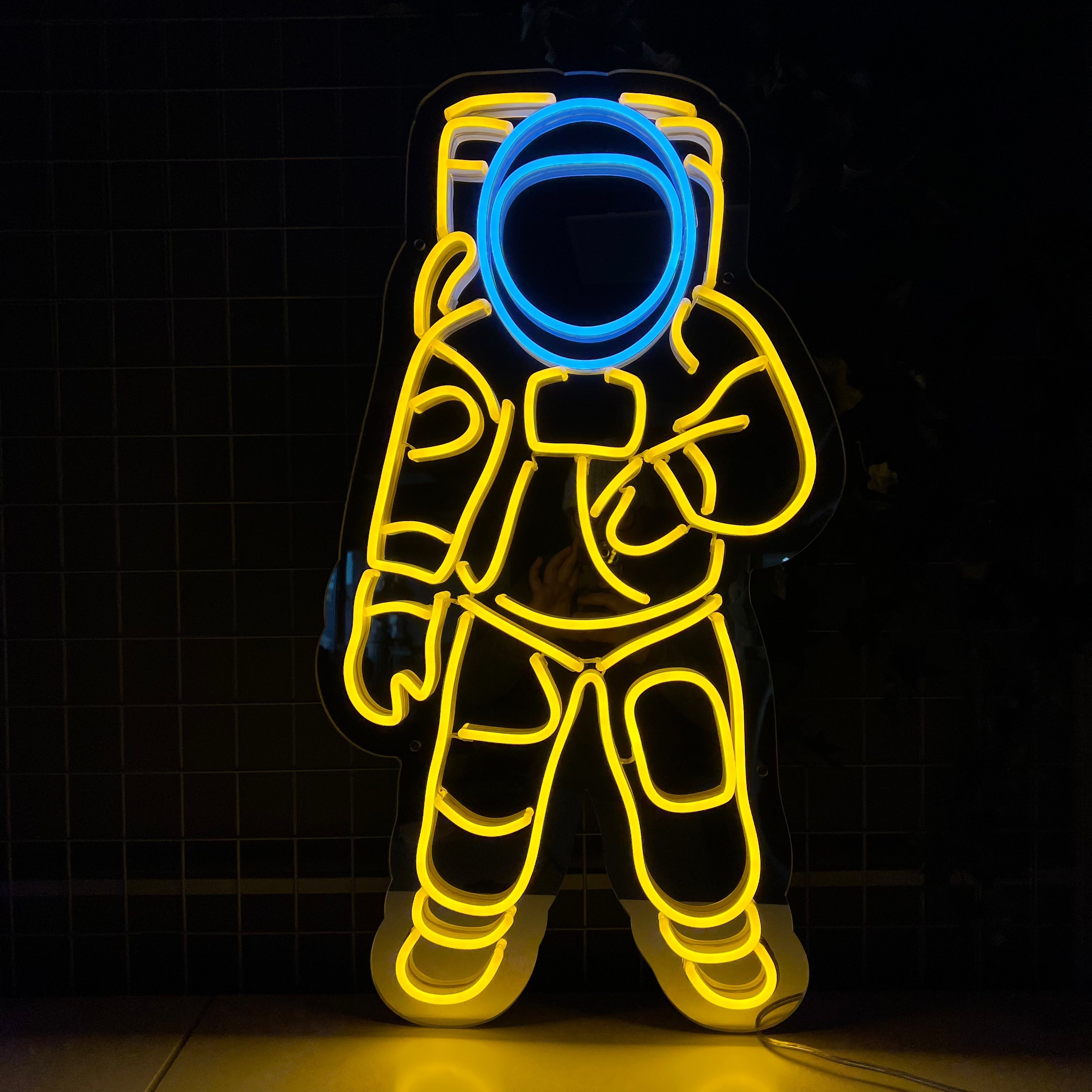 Neonskilt "SPACEMAN" Speil. Gold Yellow