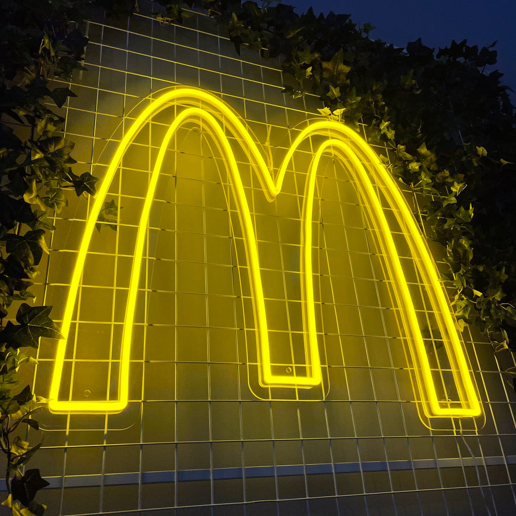 "M" LED NEONSKILT.  Bestilling!