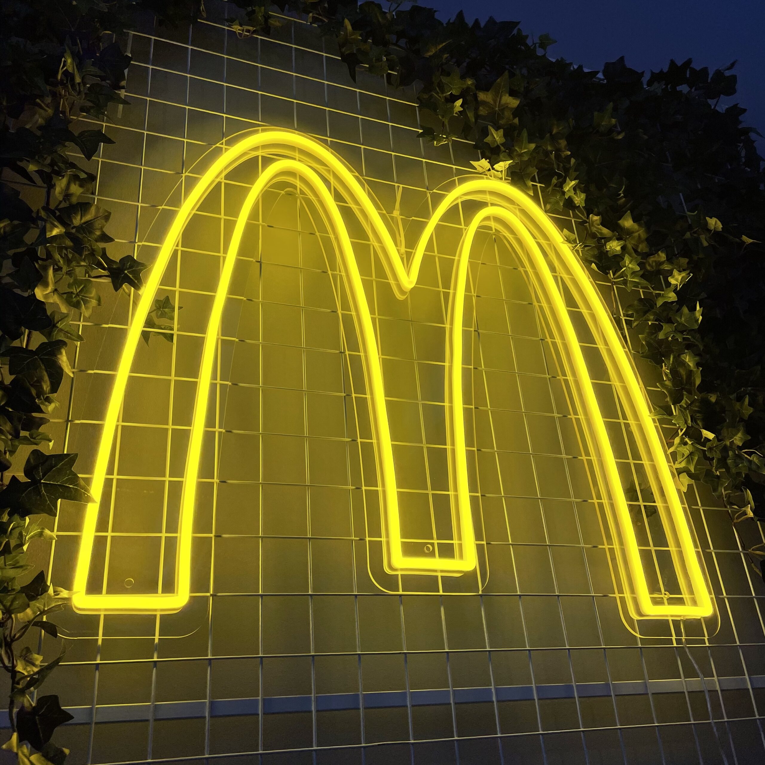 "M" LED NEONSKILT.  Bestilling!