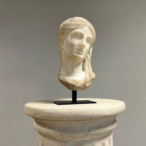 Statue "Aphrodite head" på fot 38 cm.