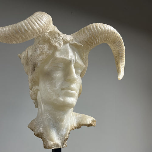 Statue "HORN HEAD" På fot 76 cm