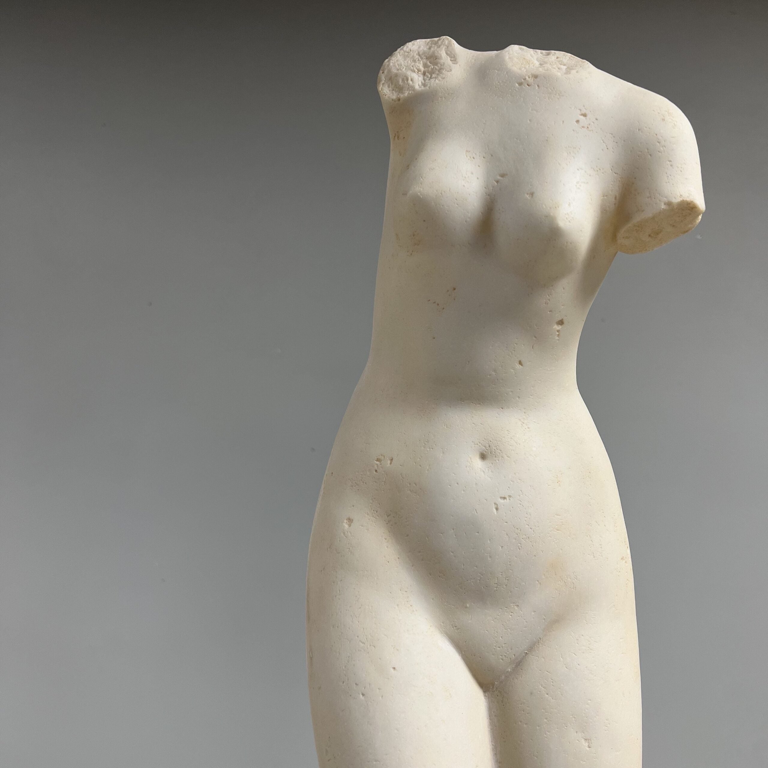 Statue "VENUS FIGURE" På fot 64 cm