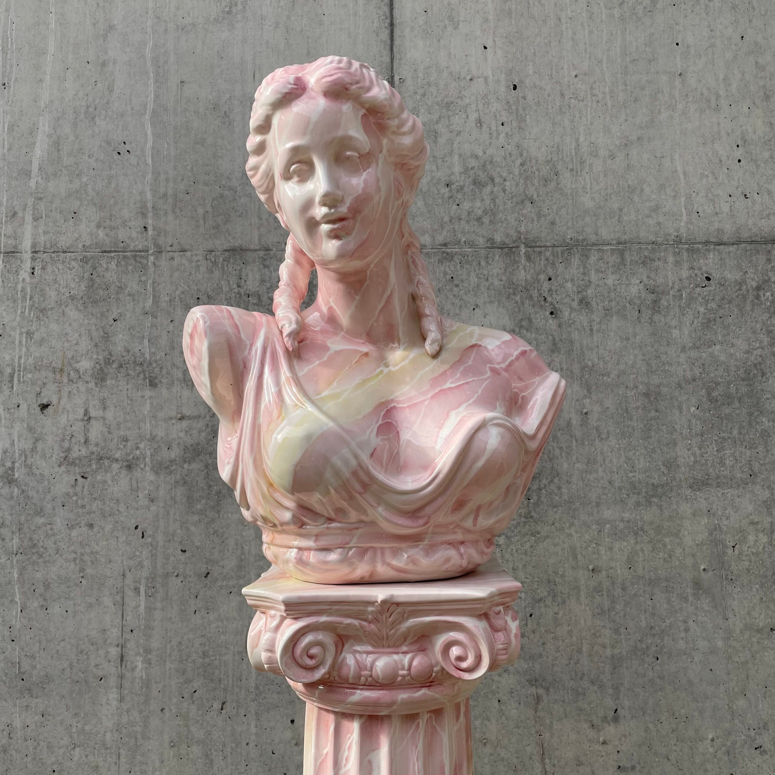 Statue "Donna" Rosa