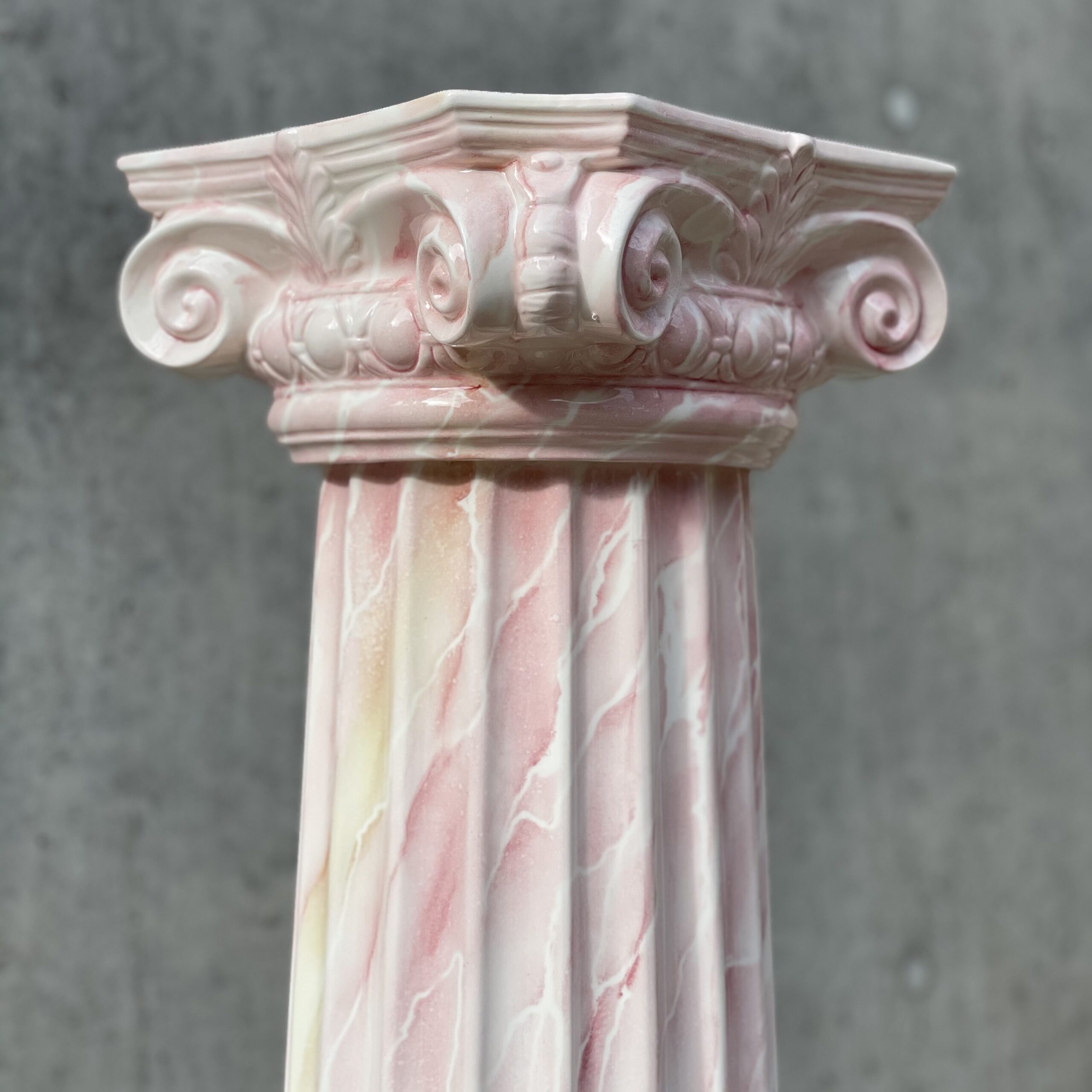 Statue "Donna" Rosa