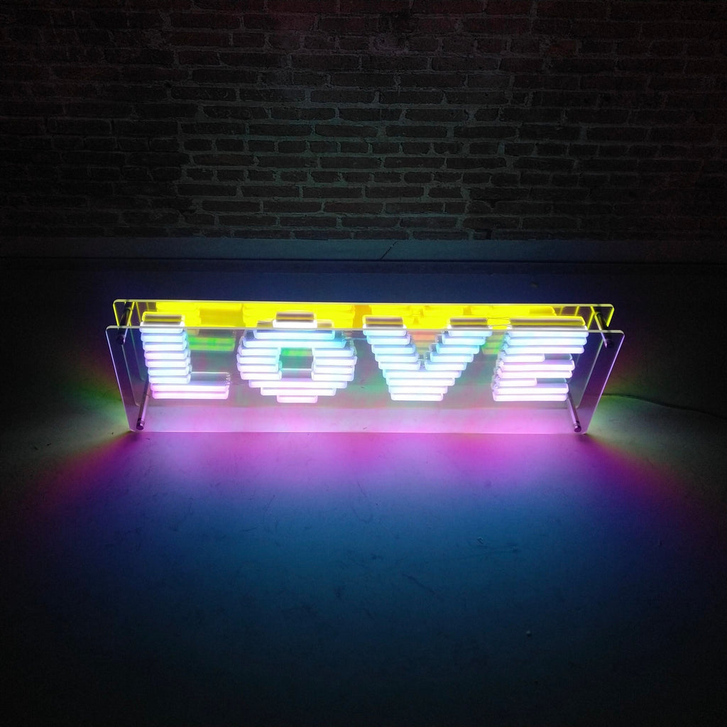 "L O V E" LED NEONSKILT. Stående 72x22 cm.