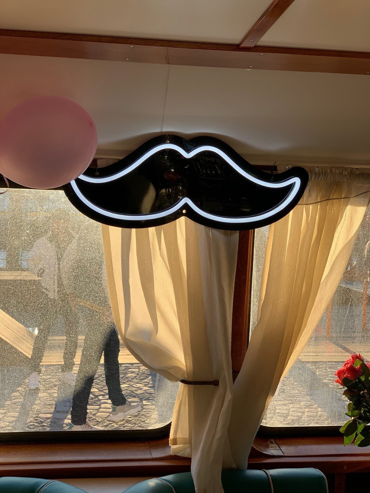 "Mustasje" LED NEONSKILT. Bestilling!