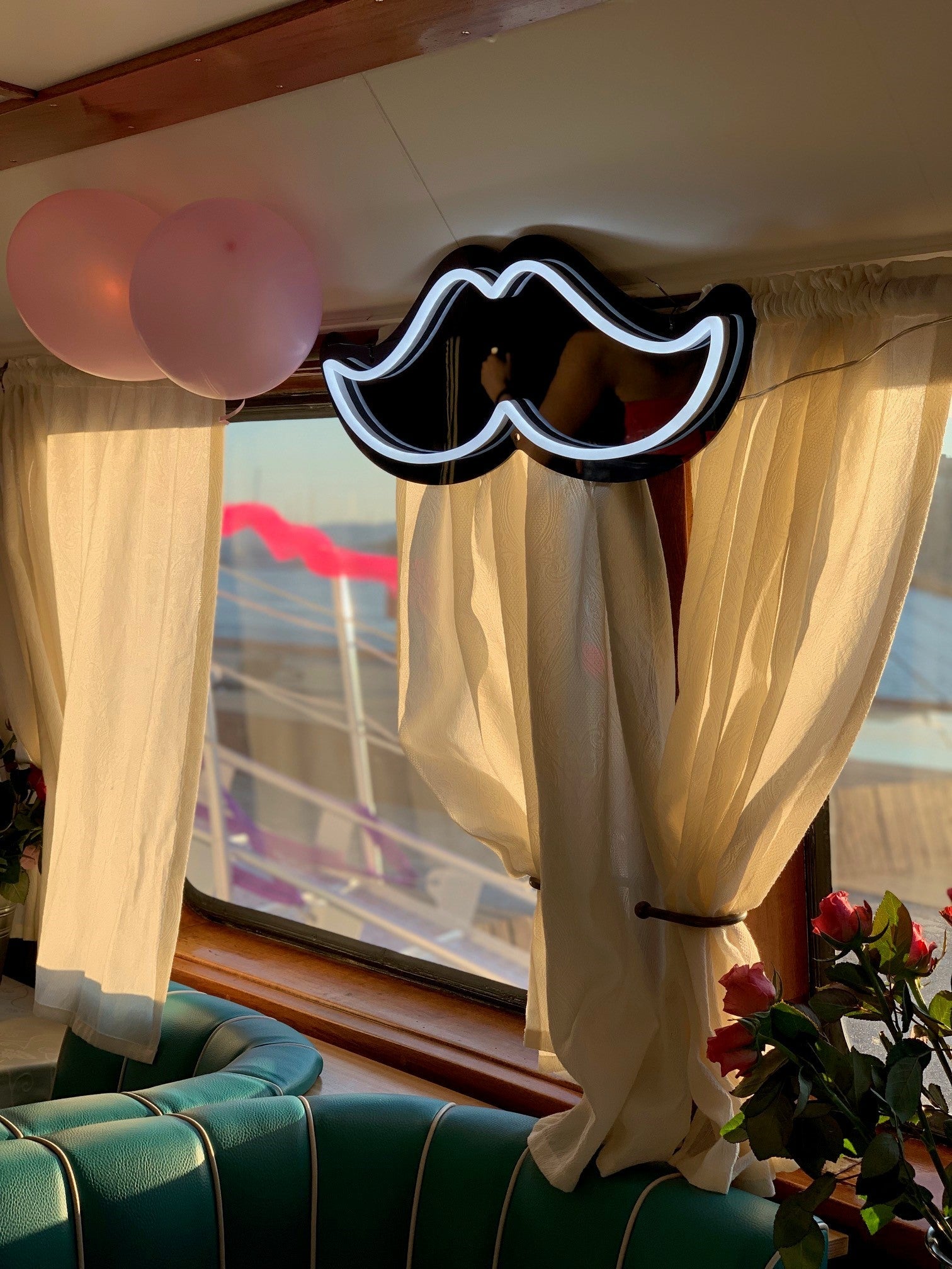 "Mustasje" LED NEONSKILT. Bestilling!
