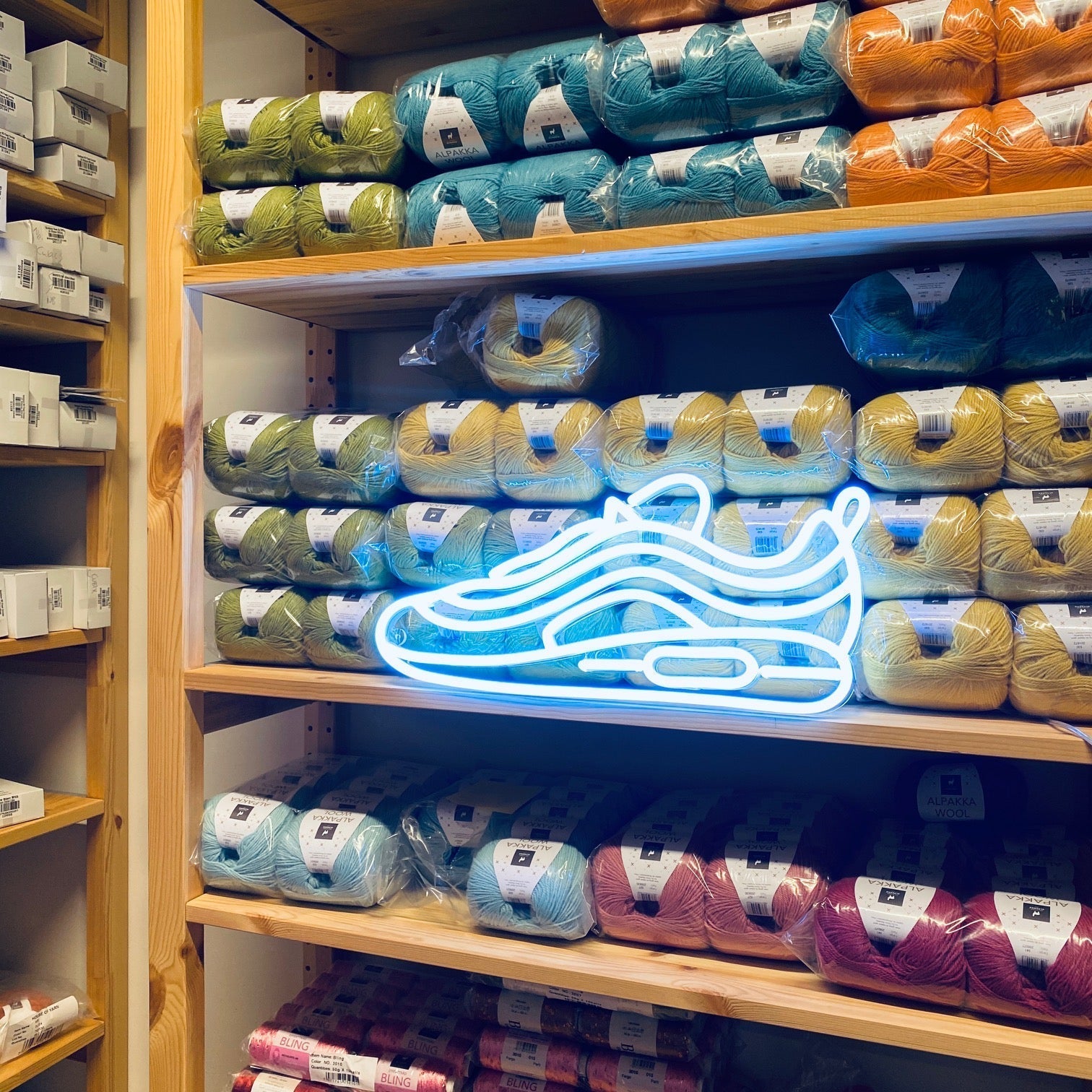 "Sneaker" LED NEONSKILT. Cool white