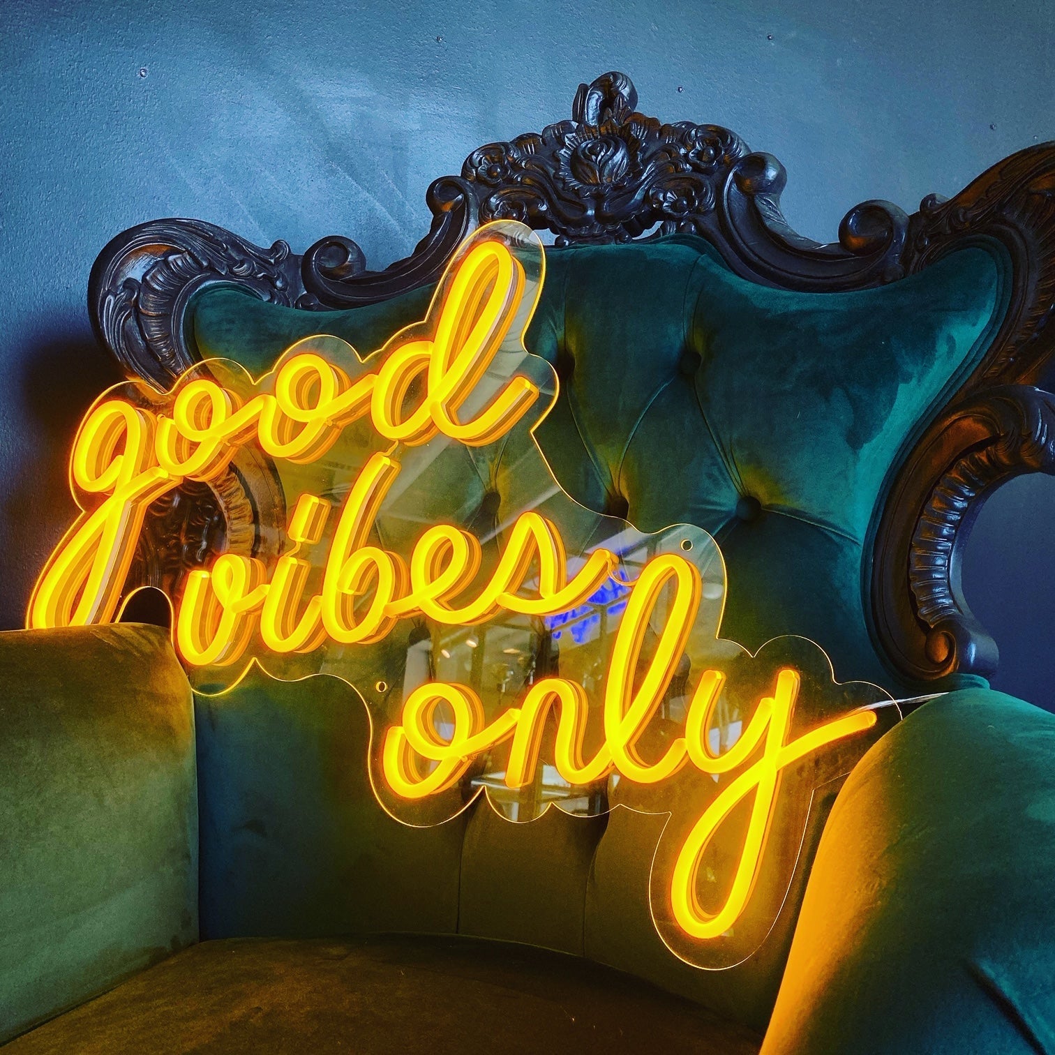 Neonskilt "good vibes only"