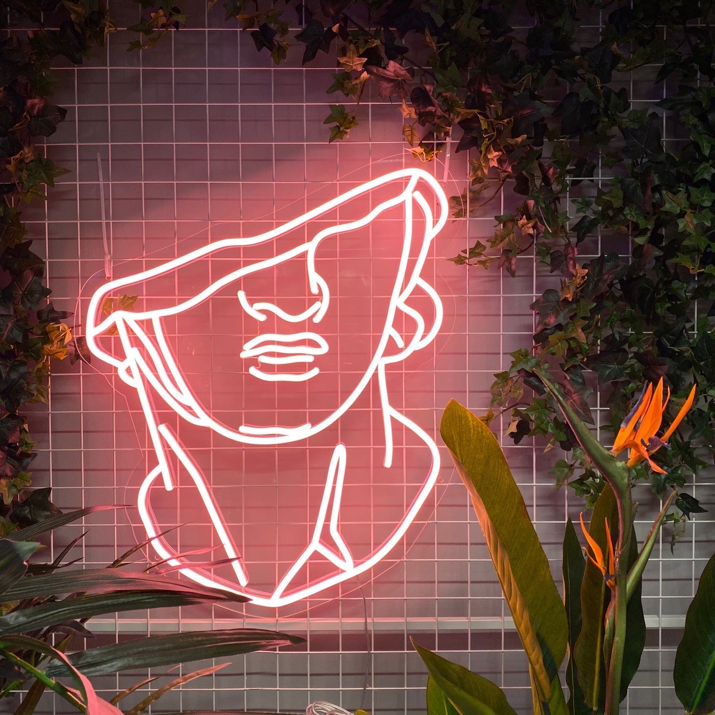 Neonskilt "Bust" Peach pink